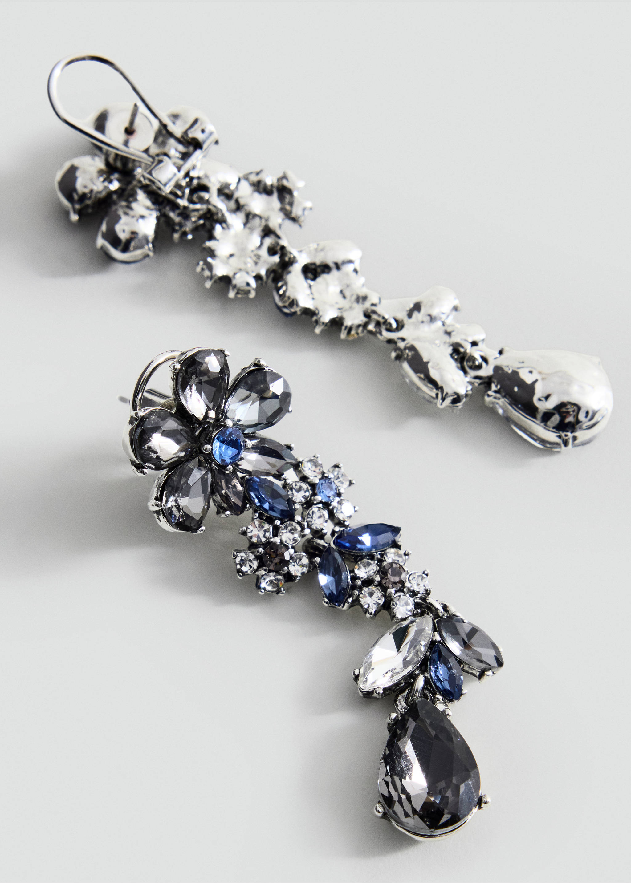 Long crystal cluster earrings in grey and blue with teardrop stones., Silver. Ref: 37019141-00.