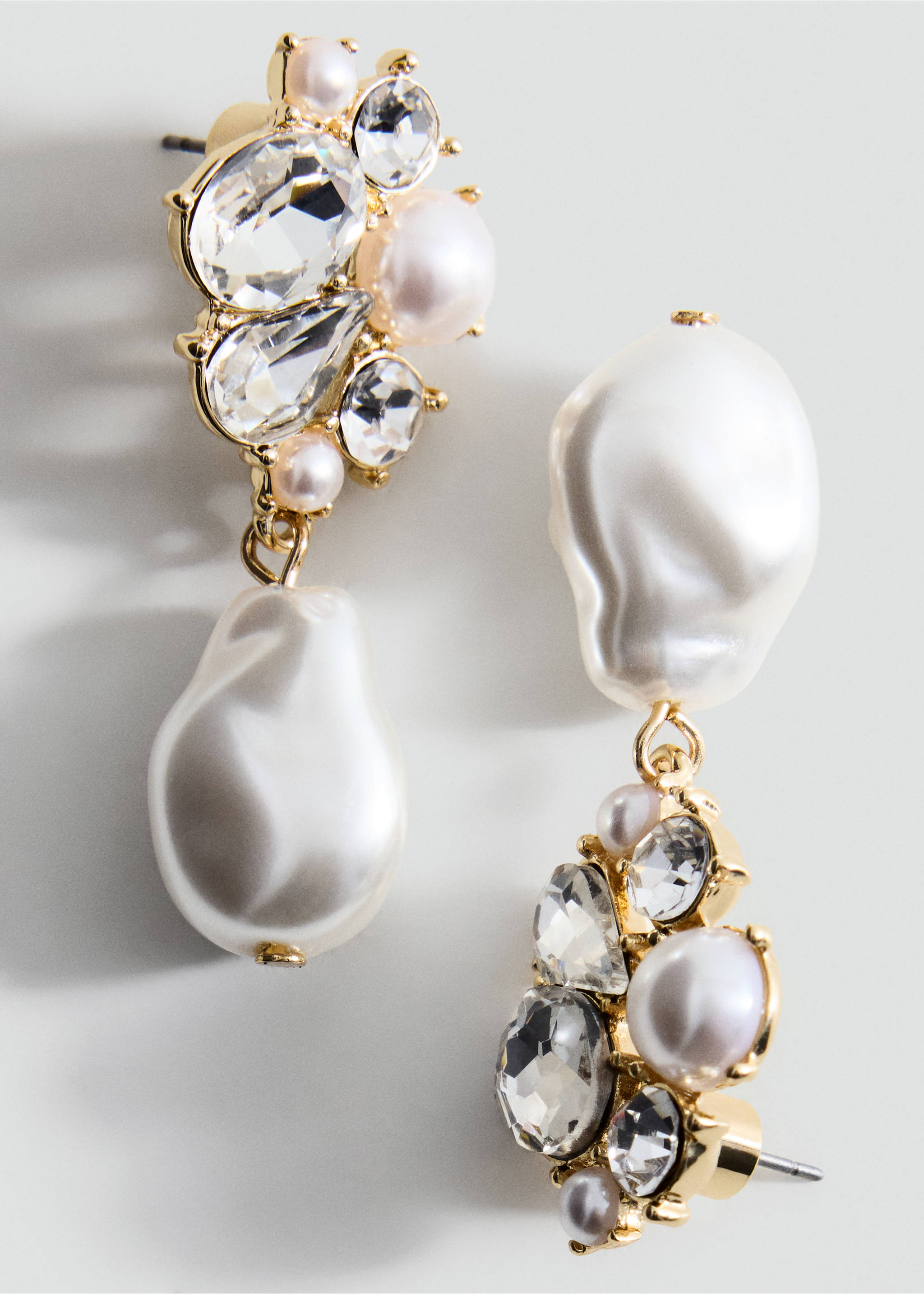 Boucles d’oreilles cristal perle - Plan moyen, Or. Ref: 37019142-00.