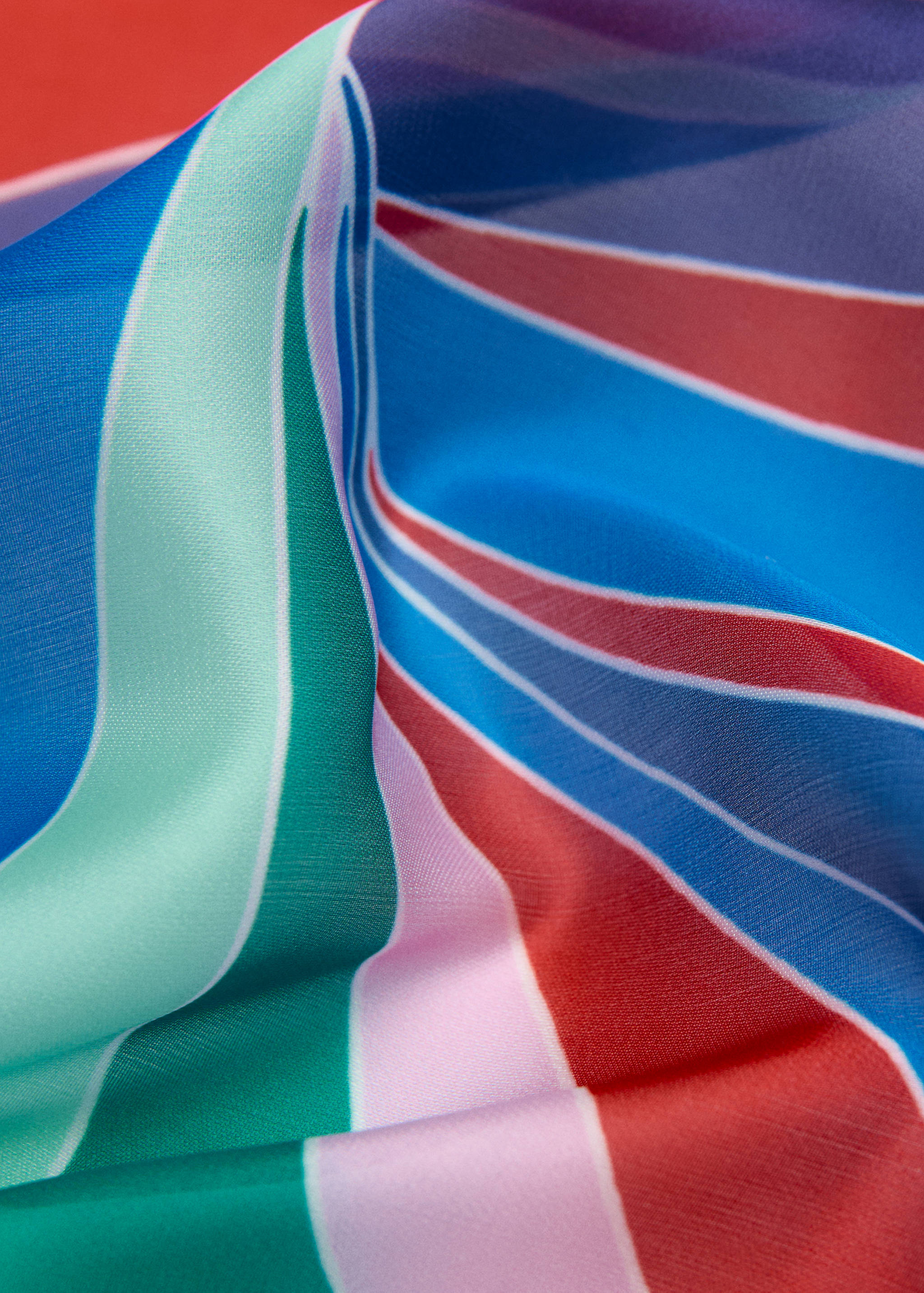 Foulard imprimé à rayures combinées - Plan moyen