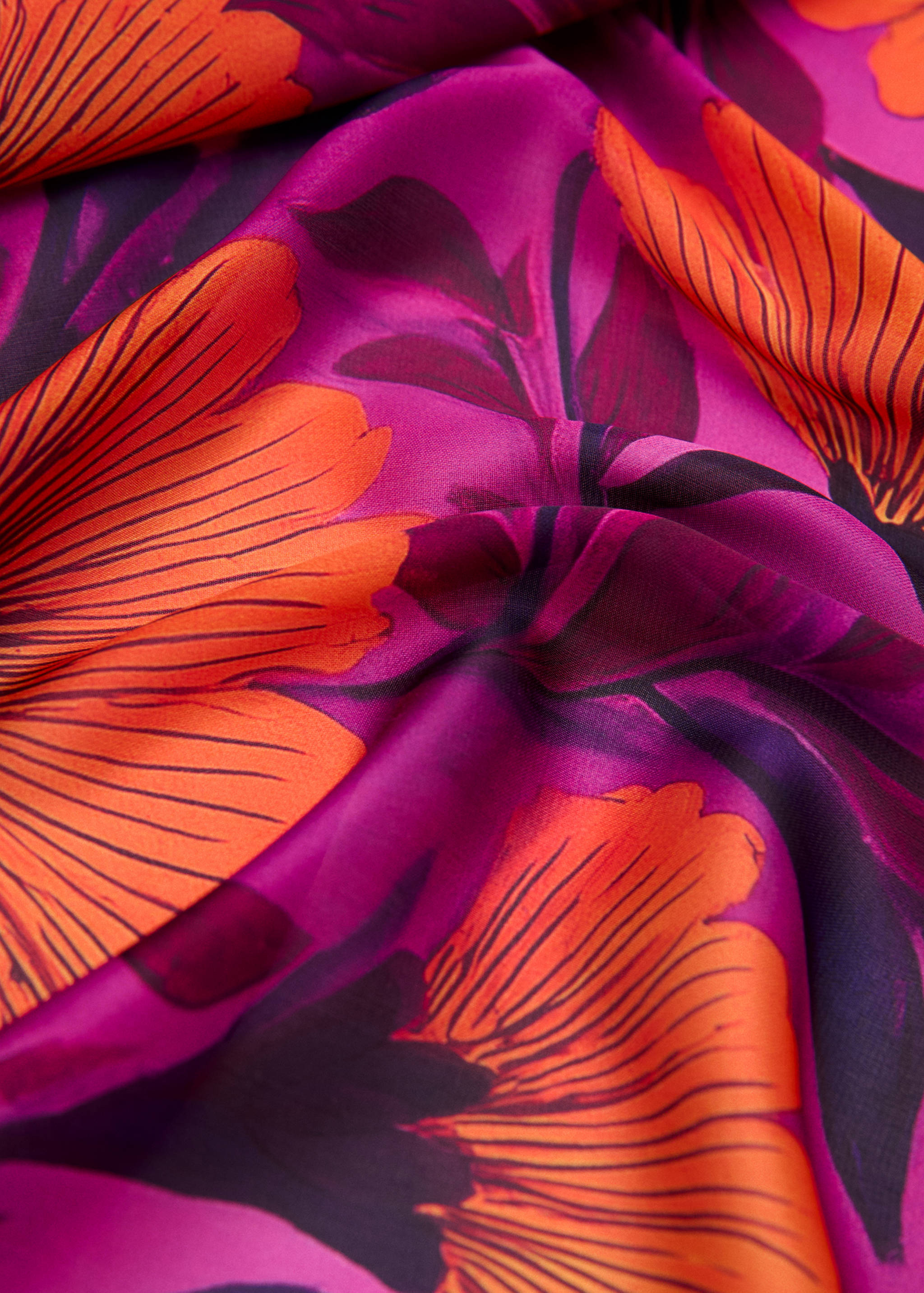 Foulard à fleurs - Plan moyen