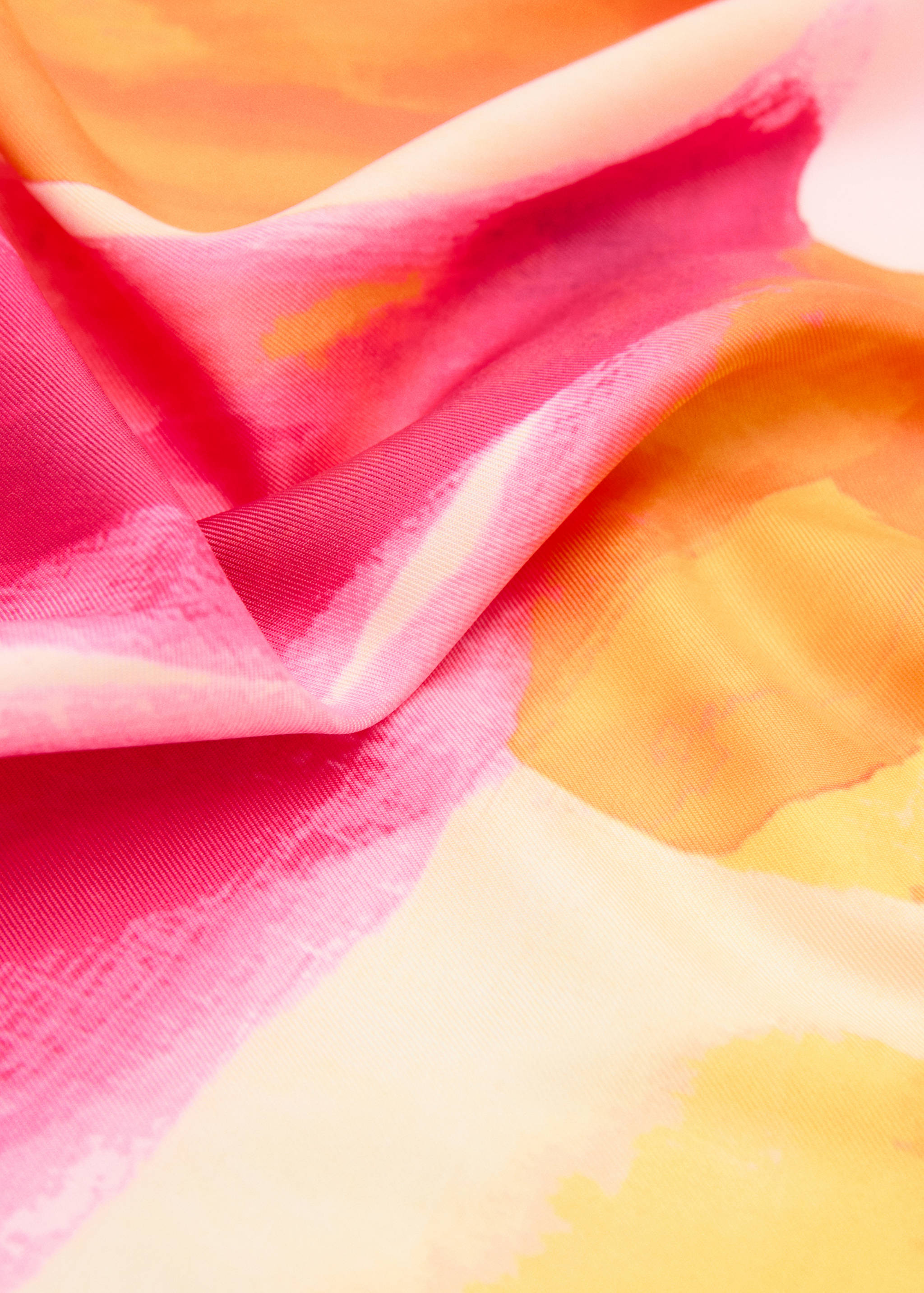Foulard à fleurs - Plan moyen