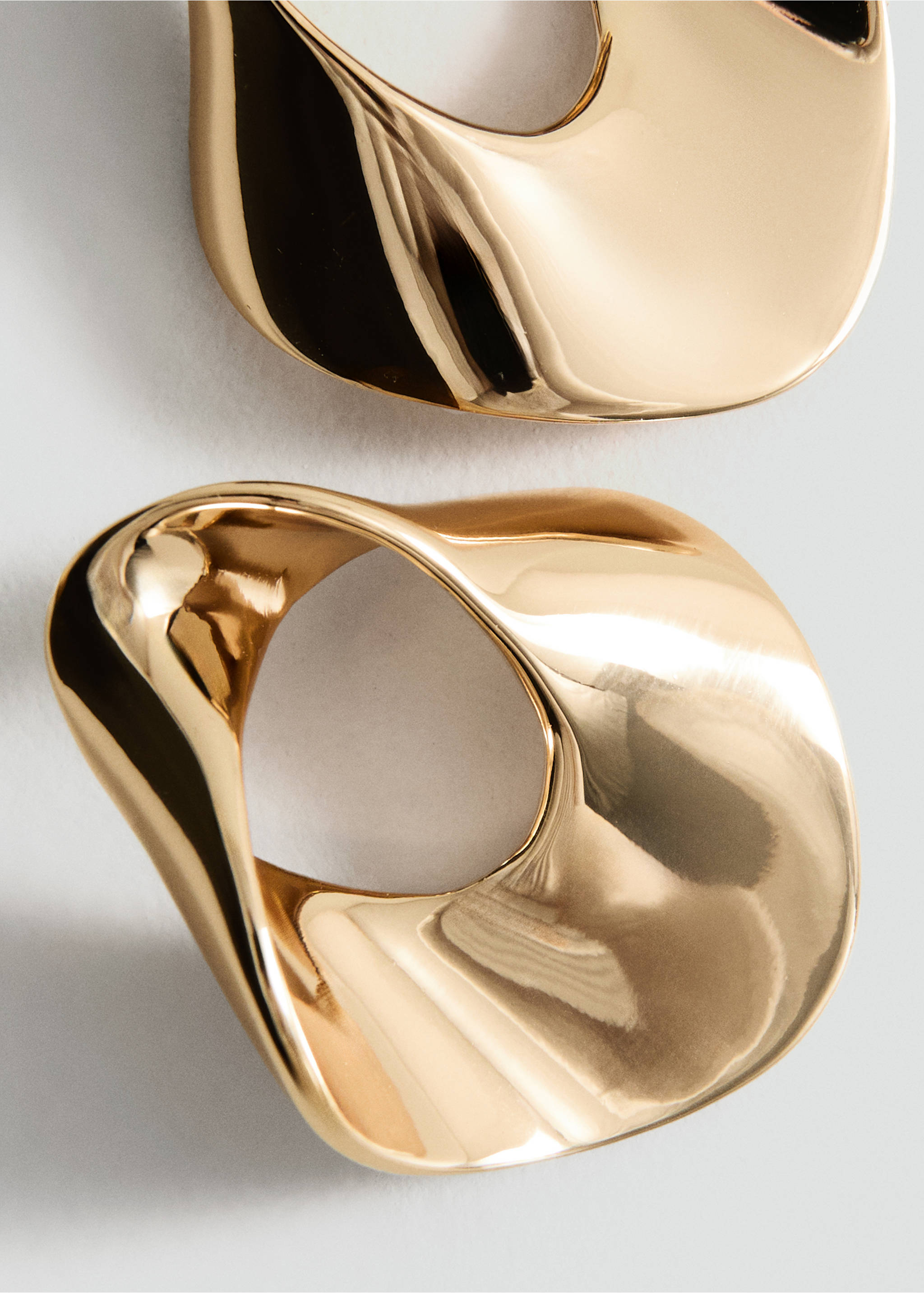 Boucles d'oreilles motif relief - Plan moyen, Or. Ref: 37021350-00.