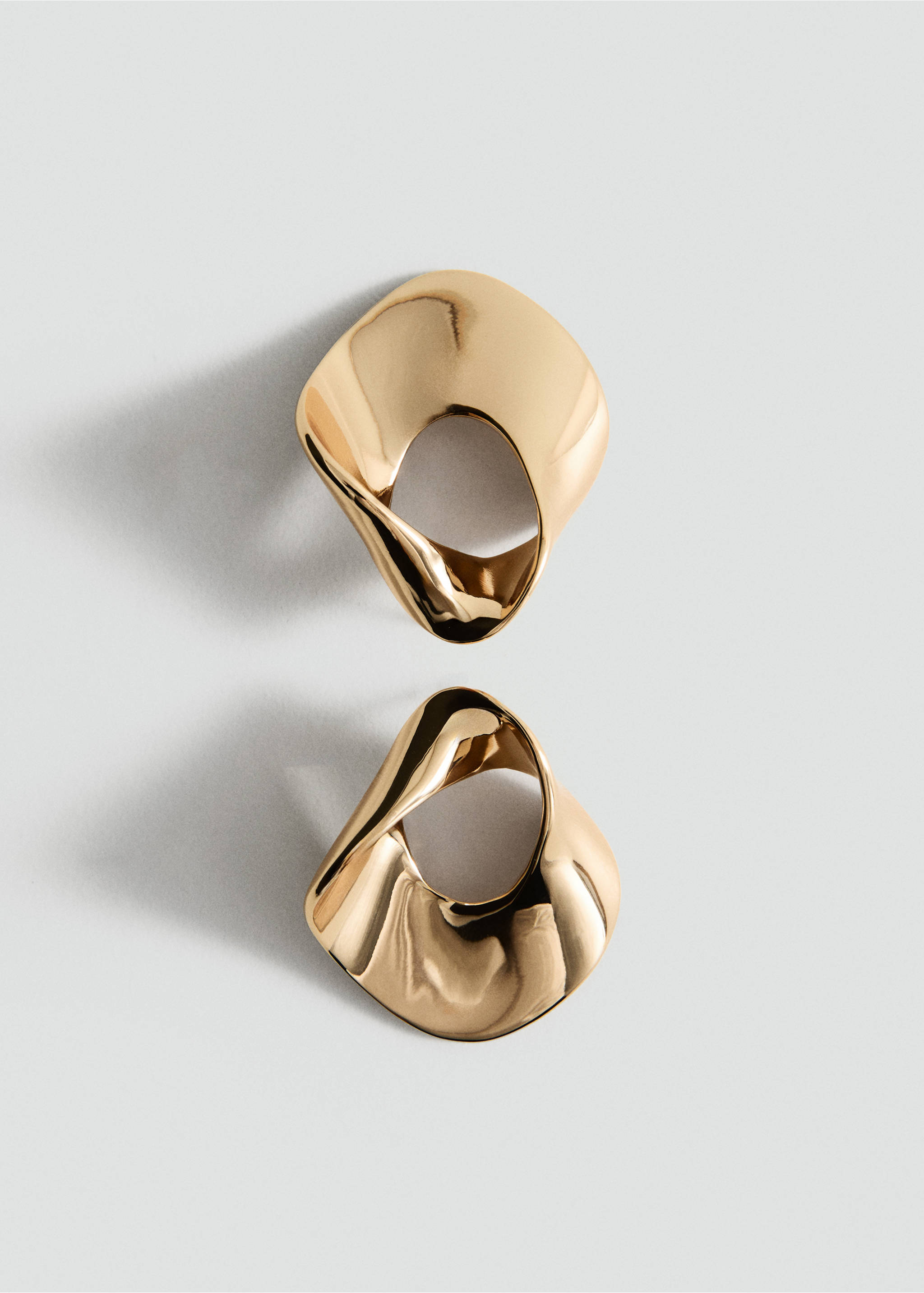 Boucles d'oreilles motif relief - Détail de l'article 1, Or. Ref: 37021350-00.