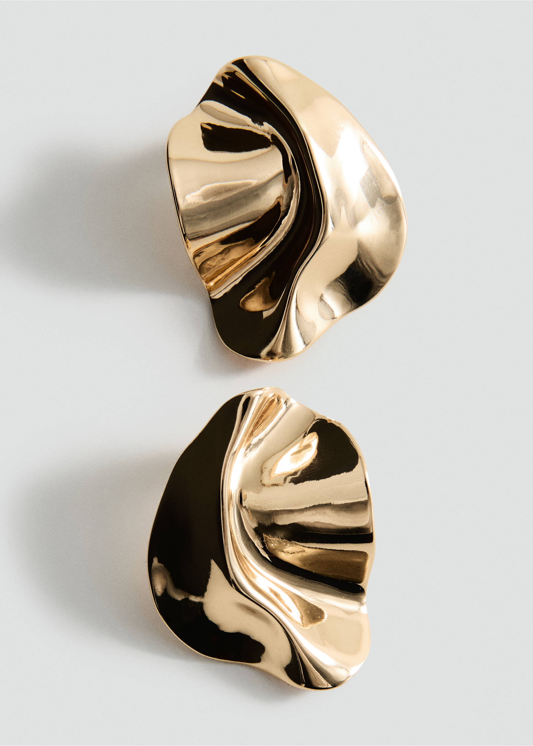 Textured-relief earrings - Details of the article 1, Gold. Ref: 37021353-00.