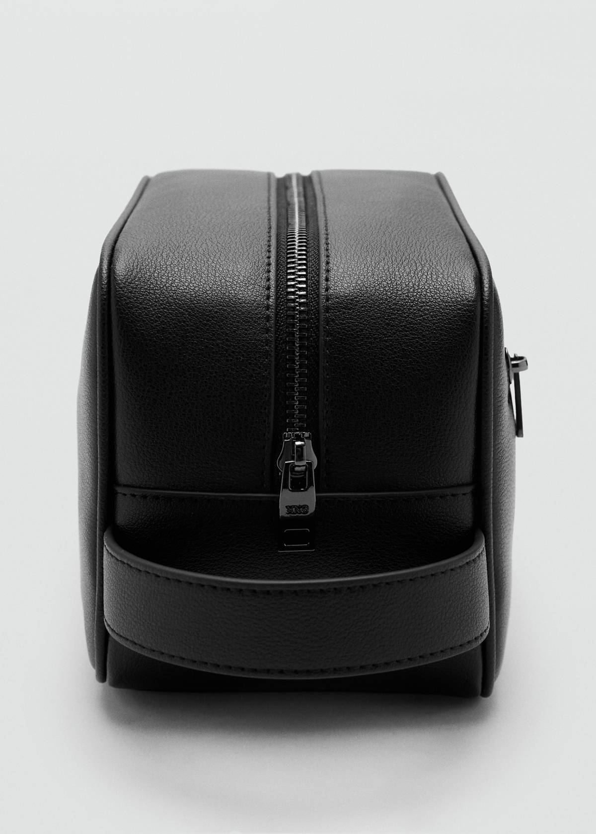 Zipped leather cosmetic bag — Black