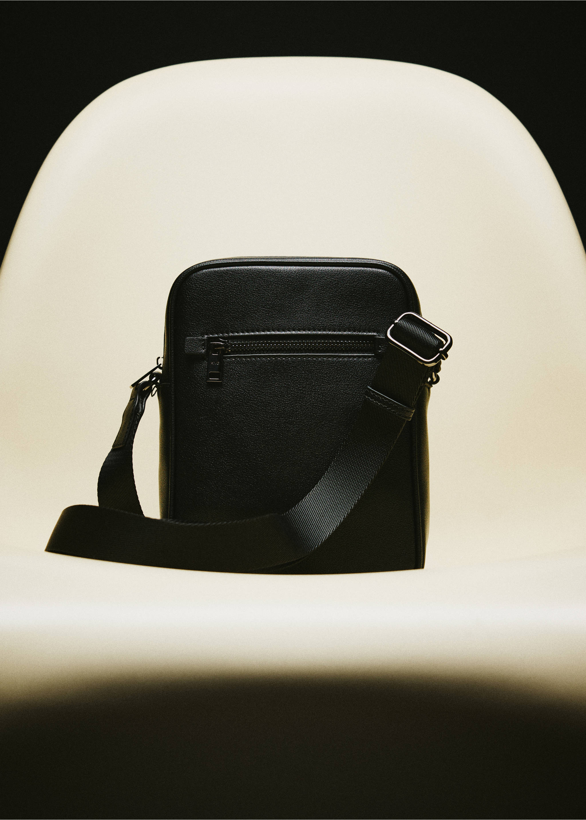 Zipper leather bag - Details of the article 5, Black. Ref: 37021355-00.