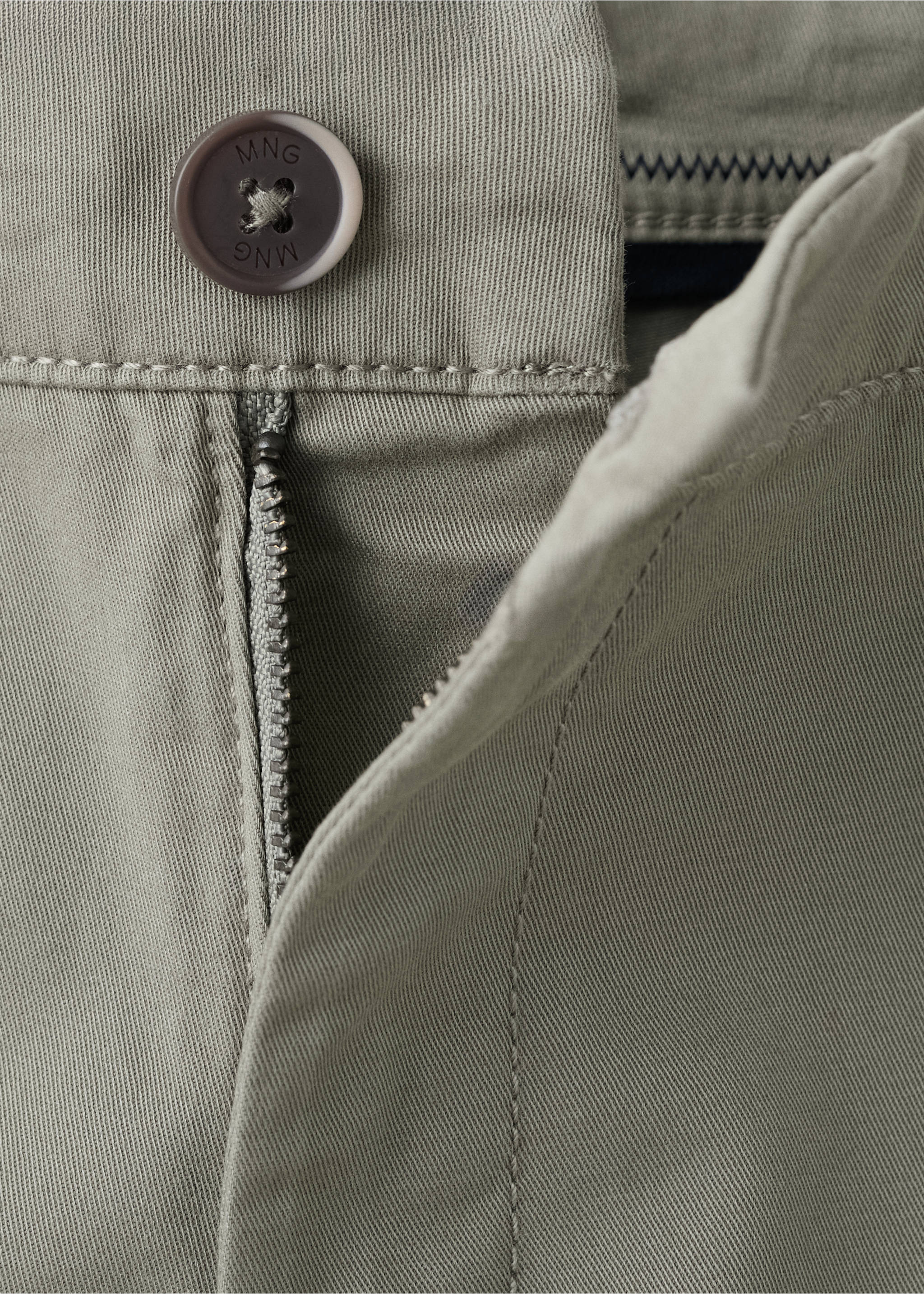 Chino trousers with turn-up hem - Details of the article 8, Khaki. Ref: 37021365-00.