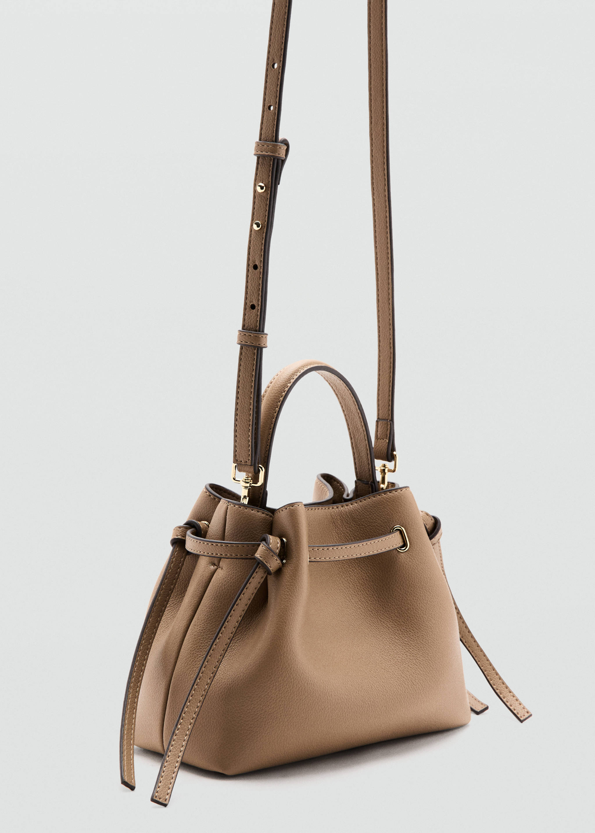 Bolso bucket efecto piel - Plano medio