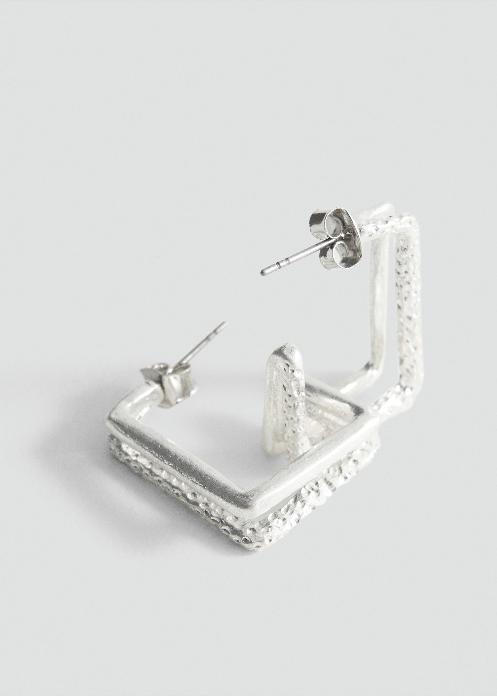 Textured square earrings - Medium plane, Silver. Ref: 37021424-00.