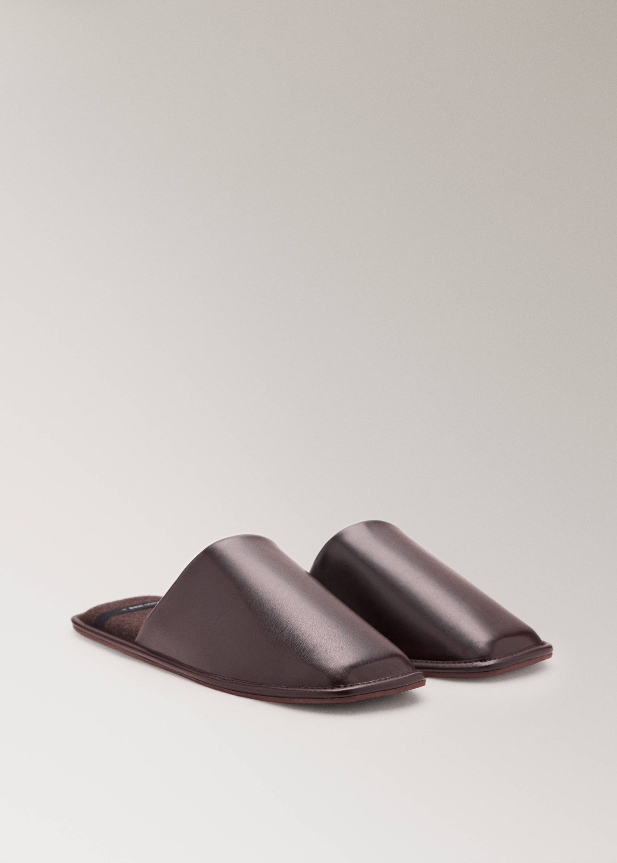 Chaussons ouverts à l’arrière effet cuir - Plan moyen