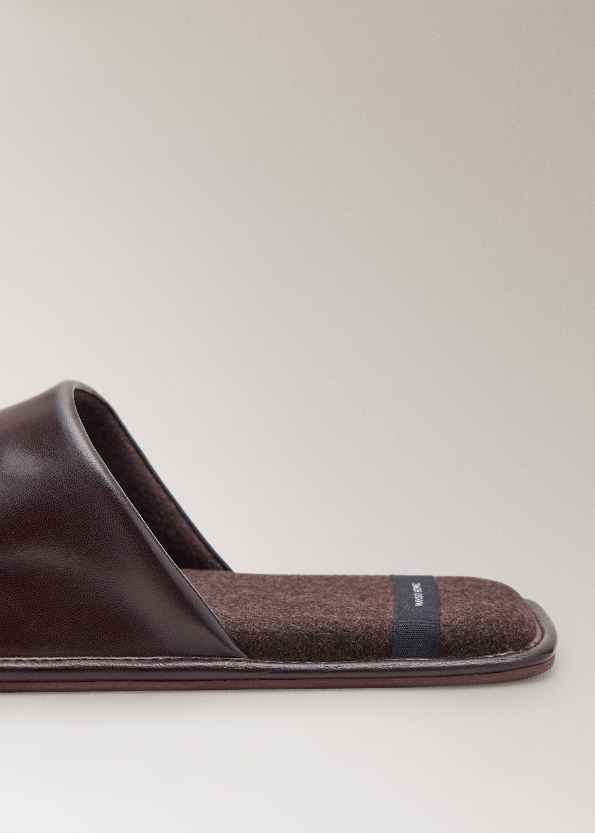 Chaussons ouverts à l’arrière effet cuir - Détail de l'article 1