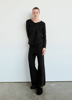 V-neck knit sweater — Black 2