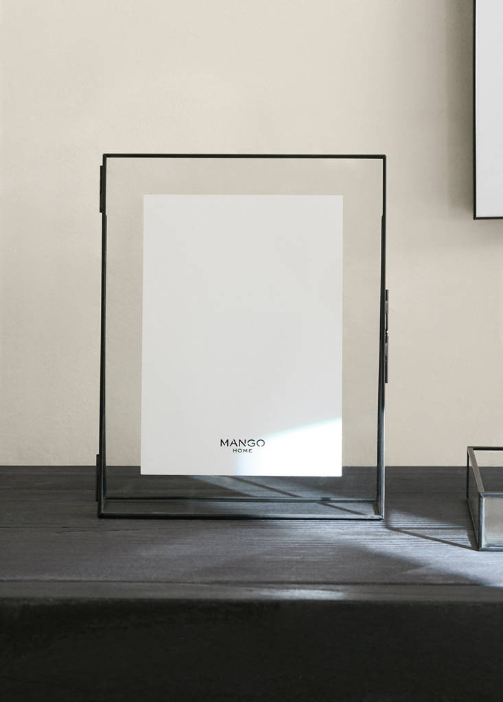 Large frame with metal edge and triangular base — Black