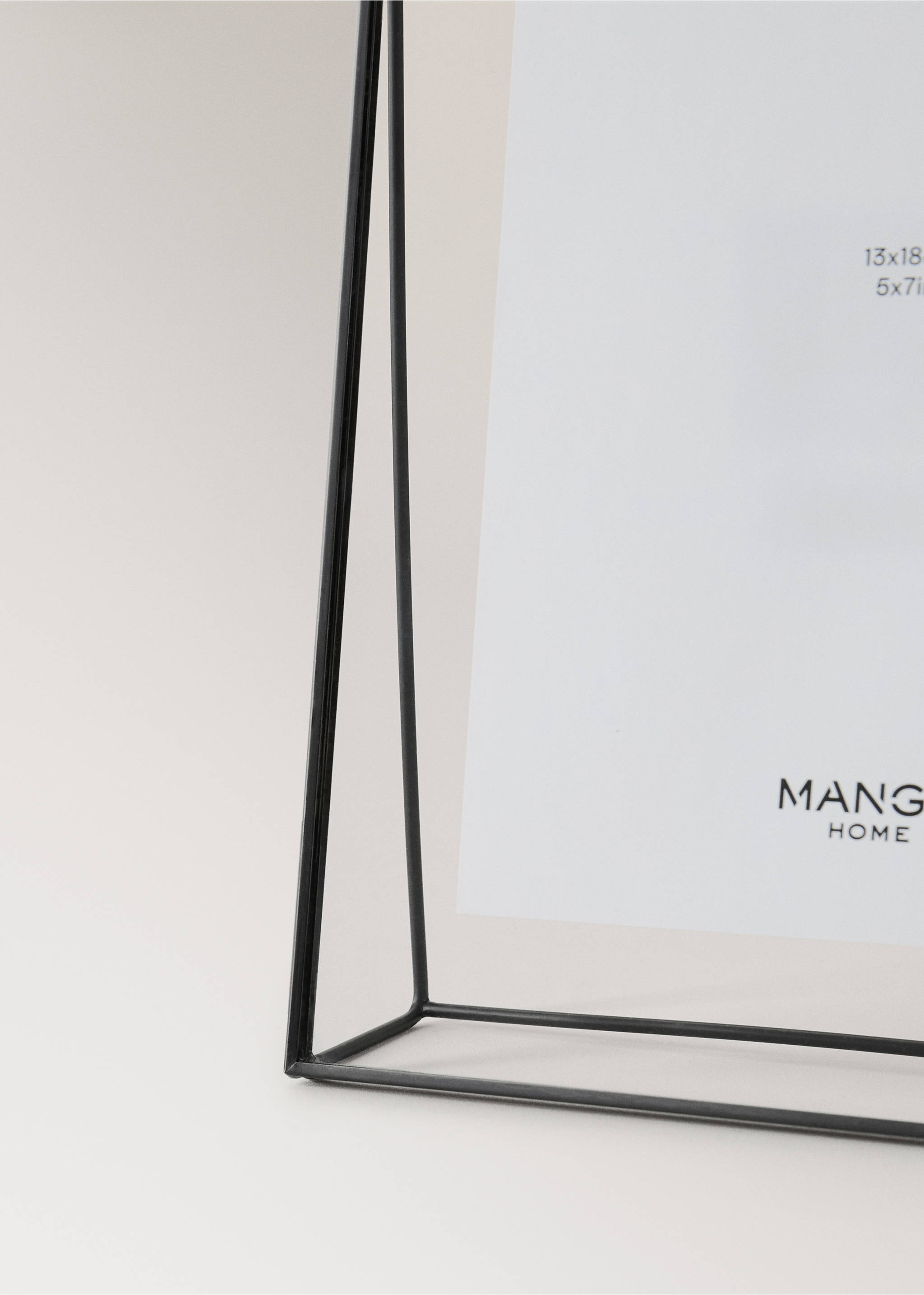 Large frame with metal edge and triangular base - Details of the article 2, Black. Ref: 37021448-00.