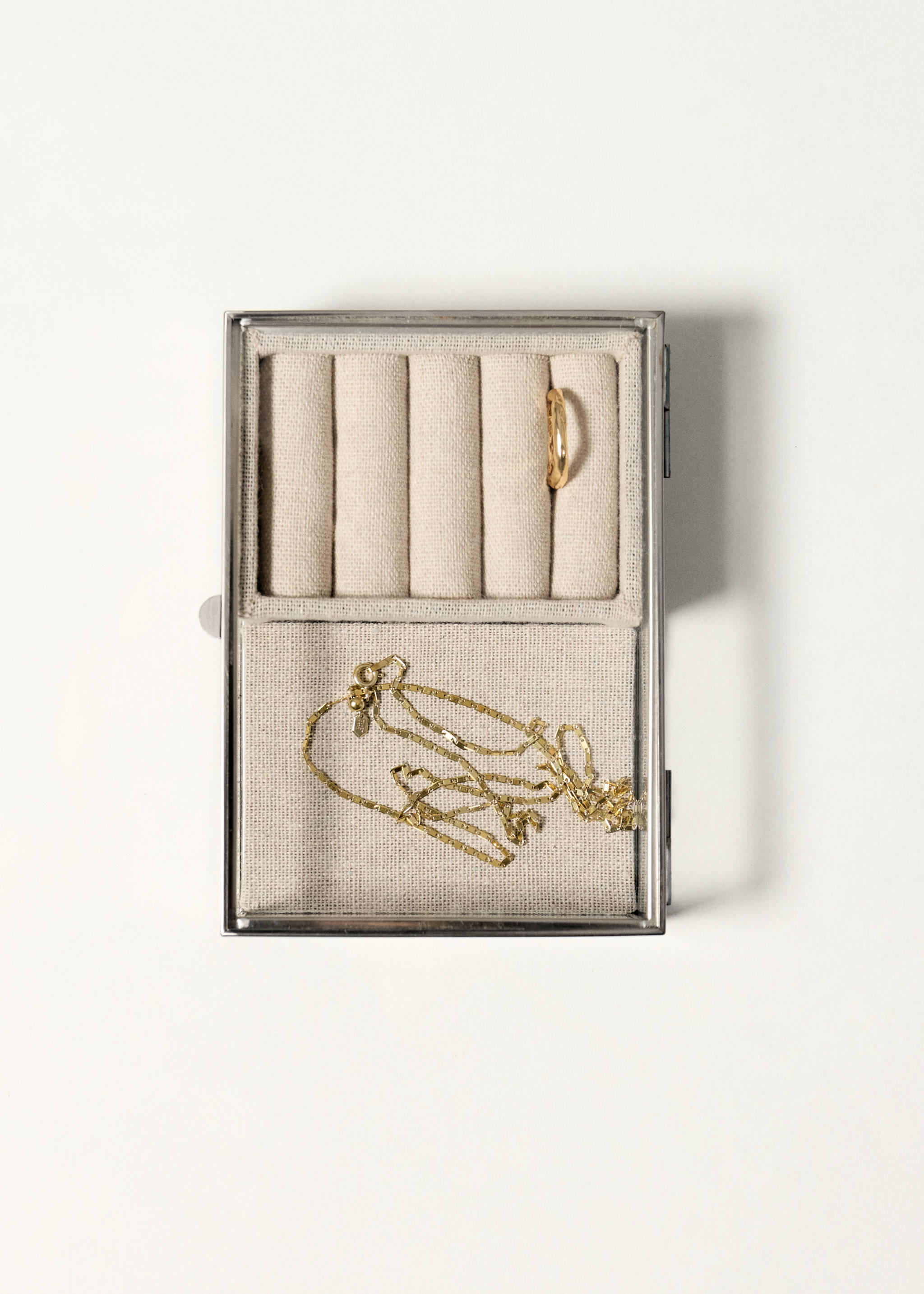 Small glass jewelry box with linen interior - General plane