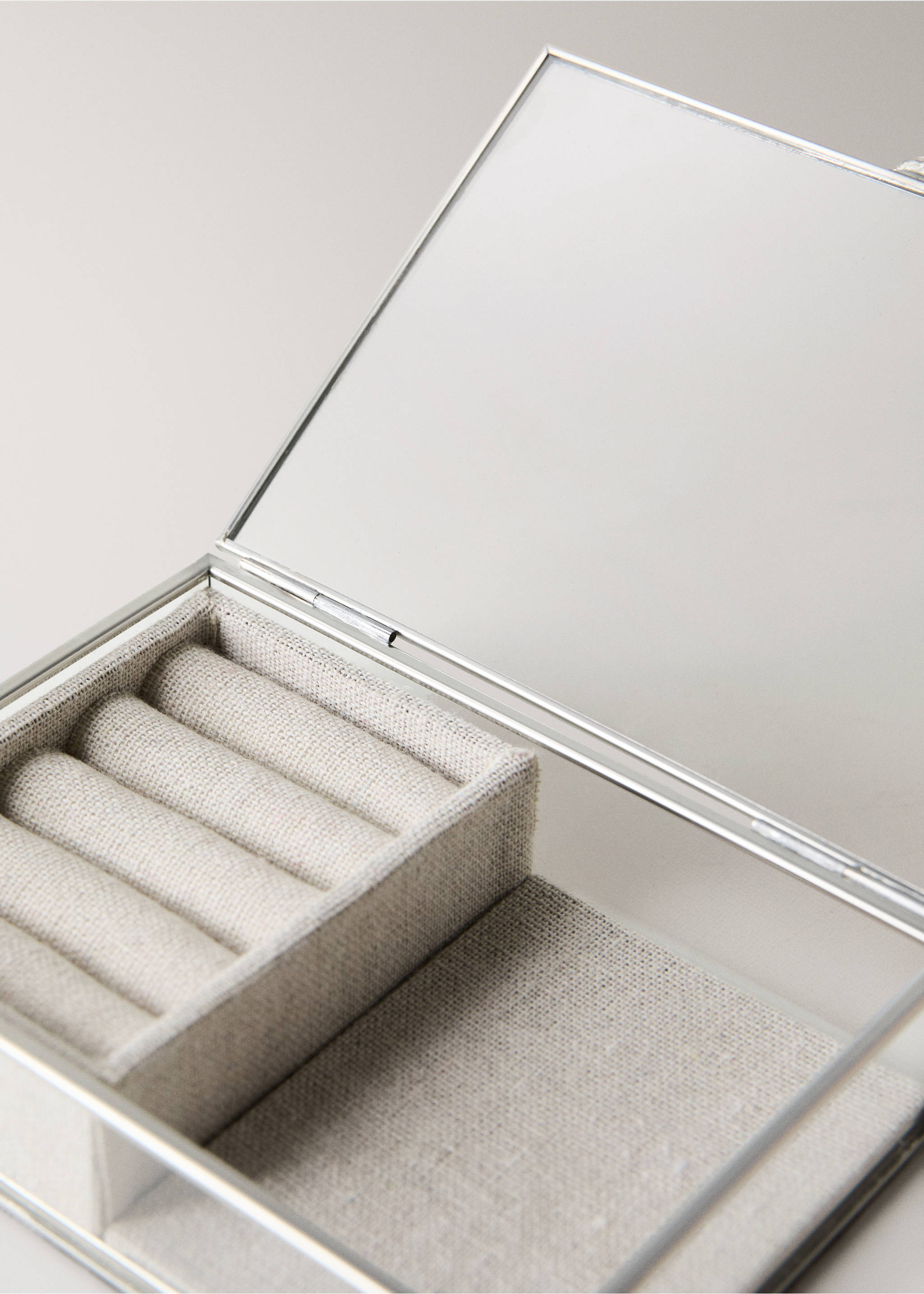 Small glass jewelry box with linen interior - Details of the article 2, Ecru. Ref: 37021450-00.