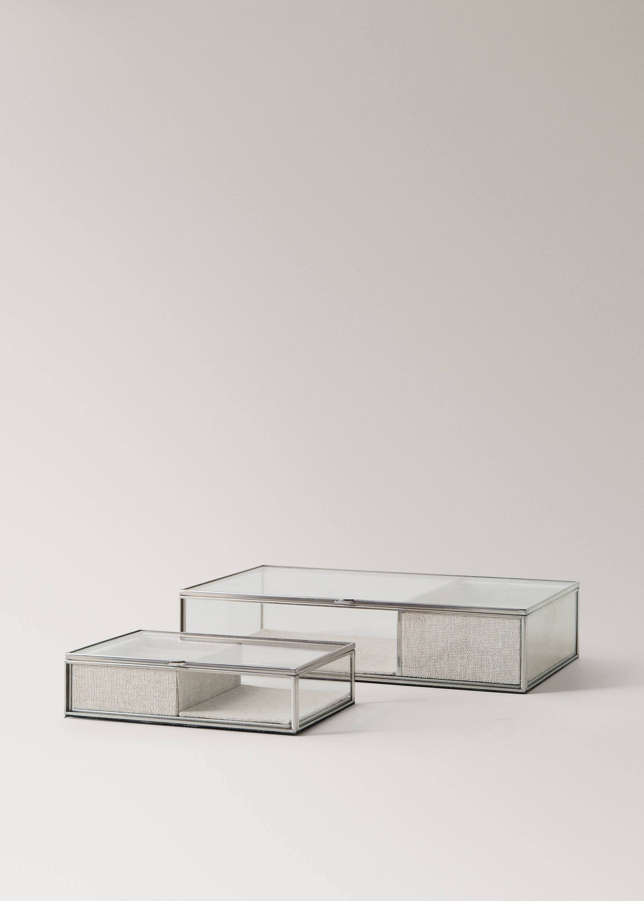 Small glass jewelry box with linen interior - Details of the article 4