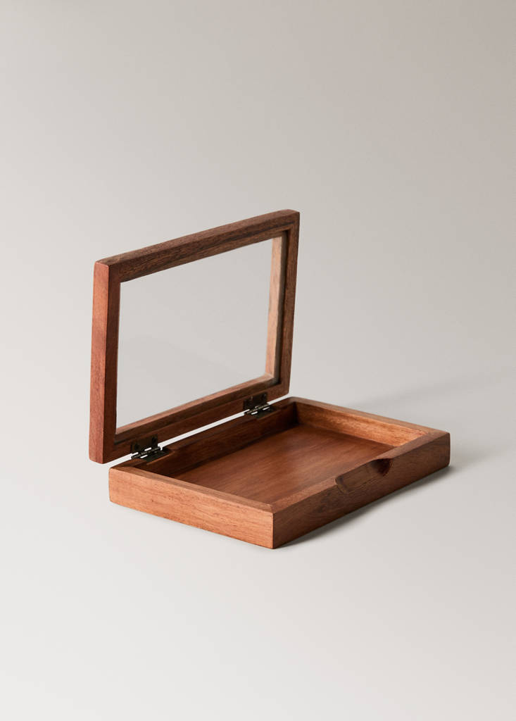 Small wooden jewelry box — Brown