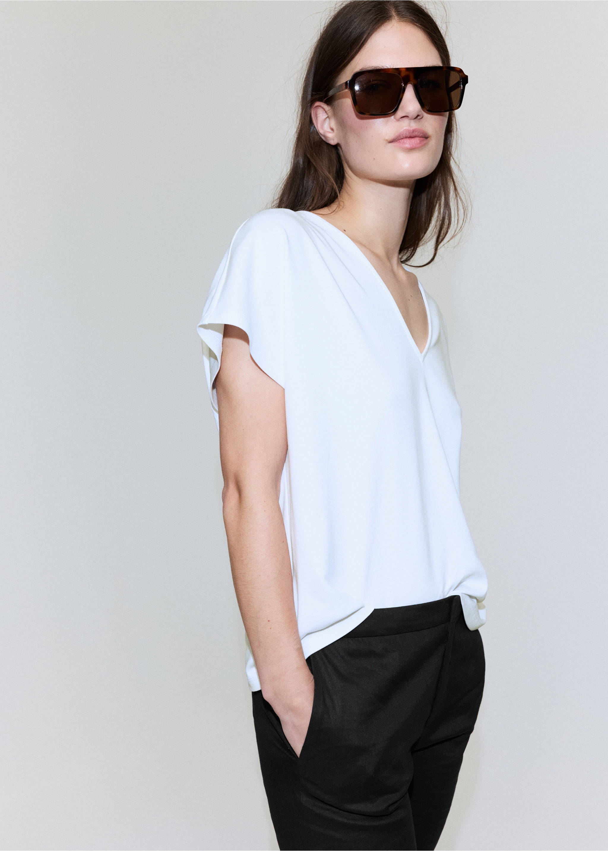 V-neck cotton T-shirt - Medium plane, White. Ref: 37021472-00.