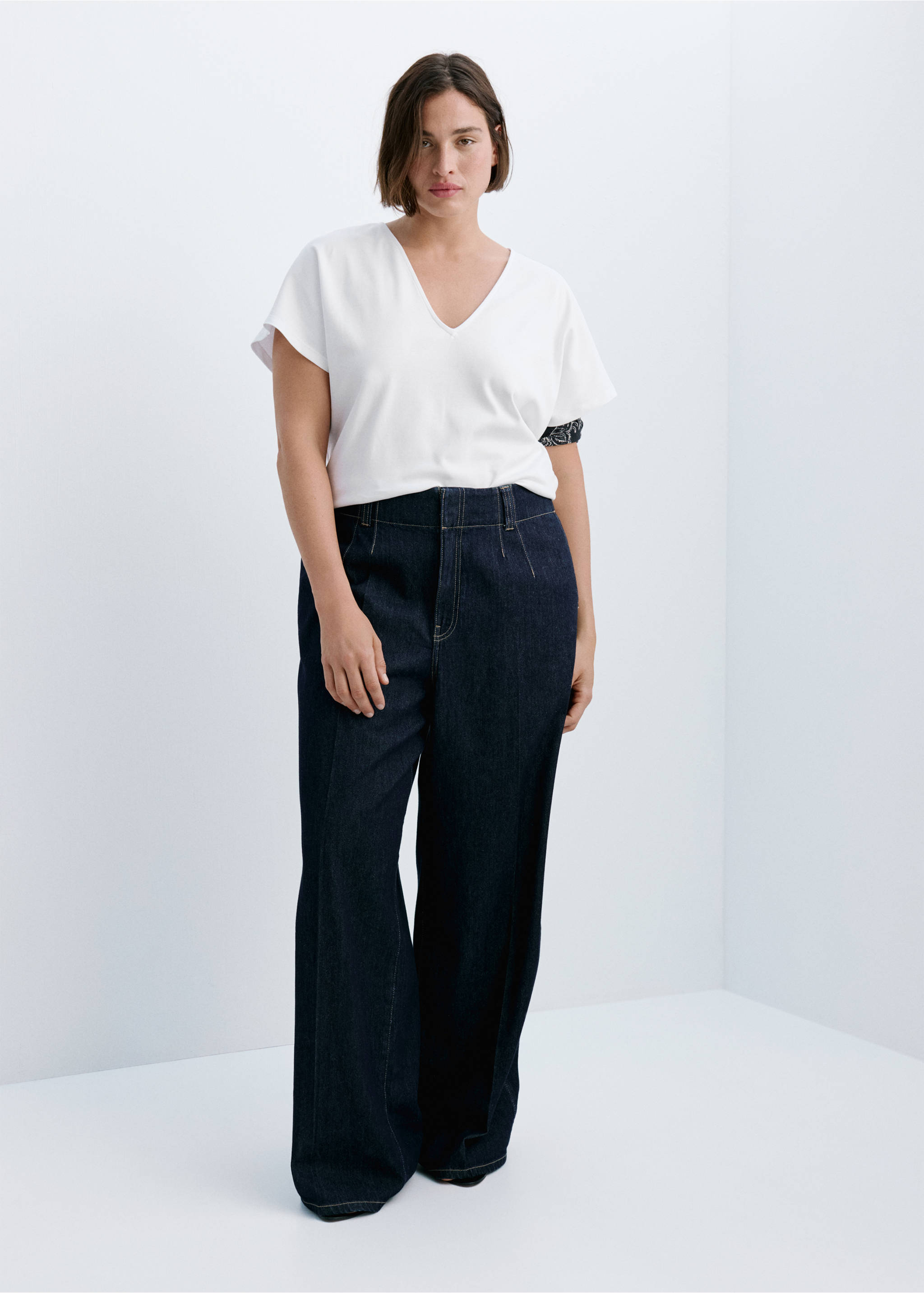 V-neck cotton T-shirt - Details of the article 3, White. Ref: 37021472-00.