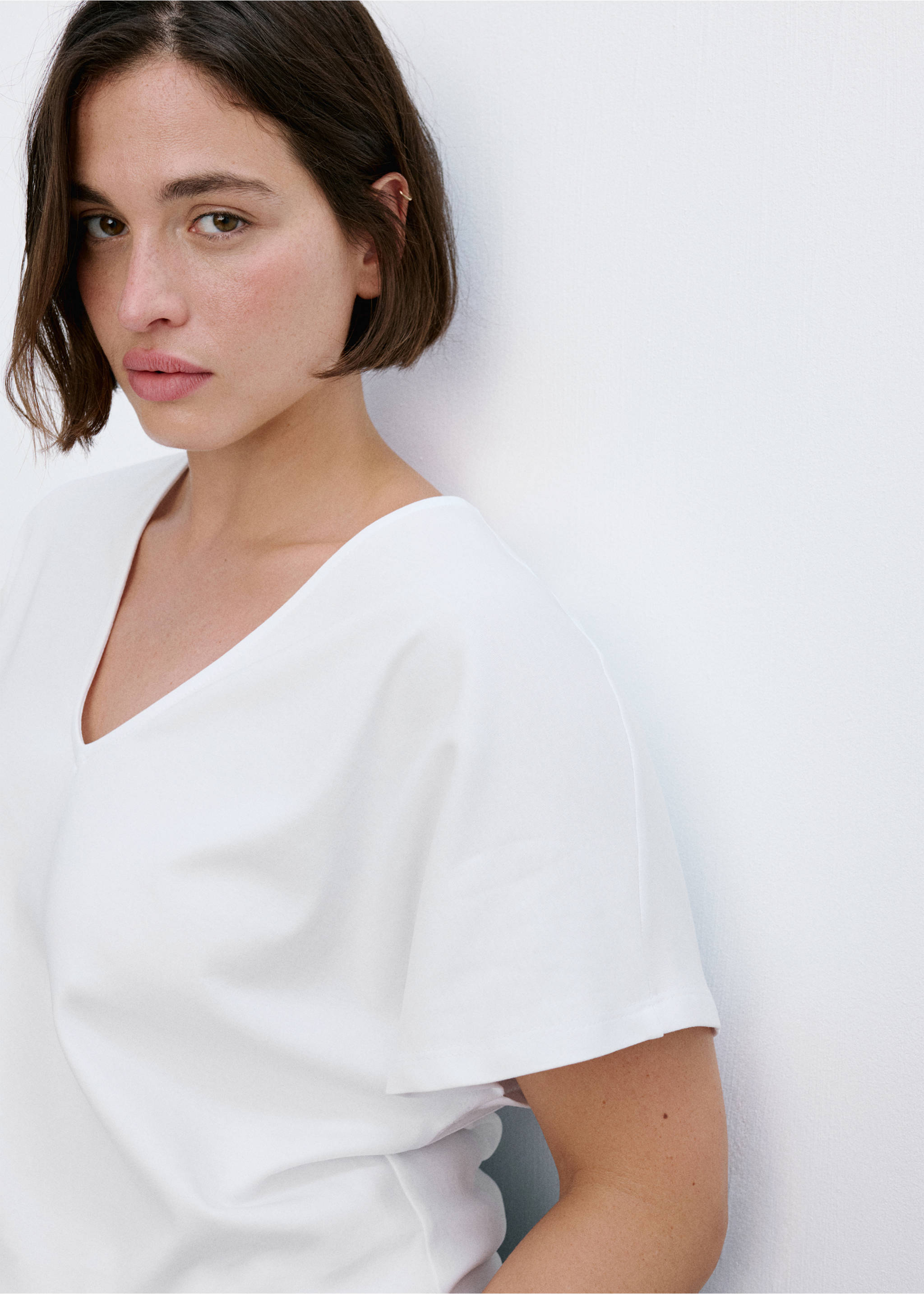 V-neck cotton T-shirt - Details of the article 4, White. Ref: 37021472-00.
