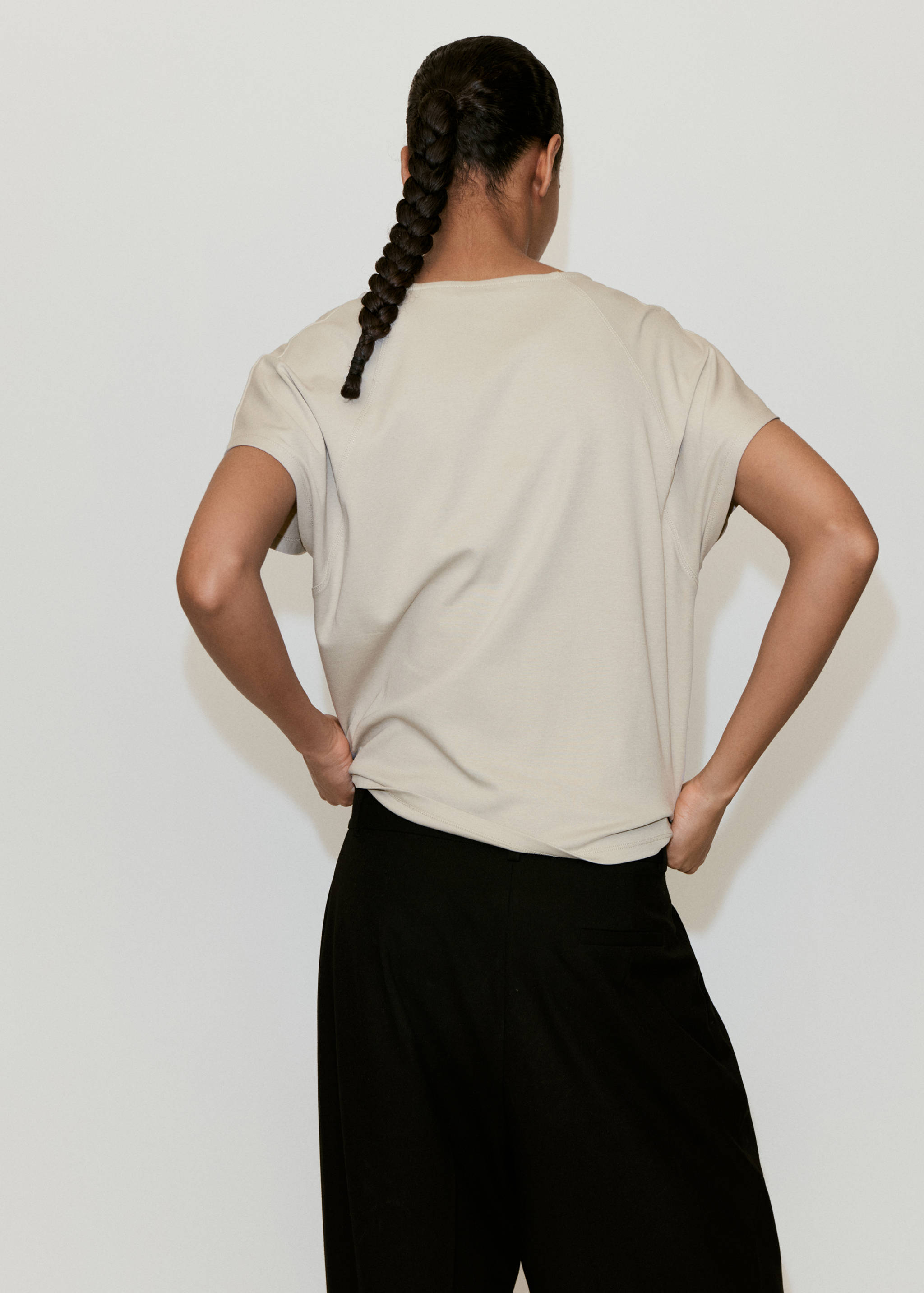 V-neck cotton T-shirt - Reverse of the article