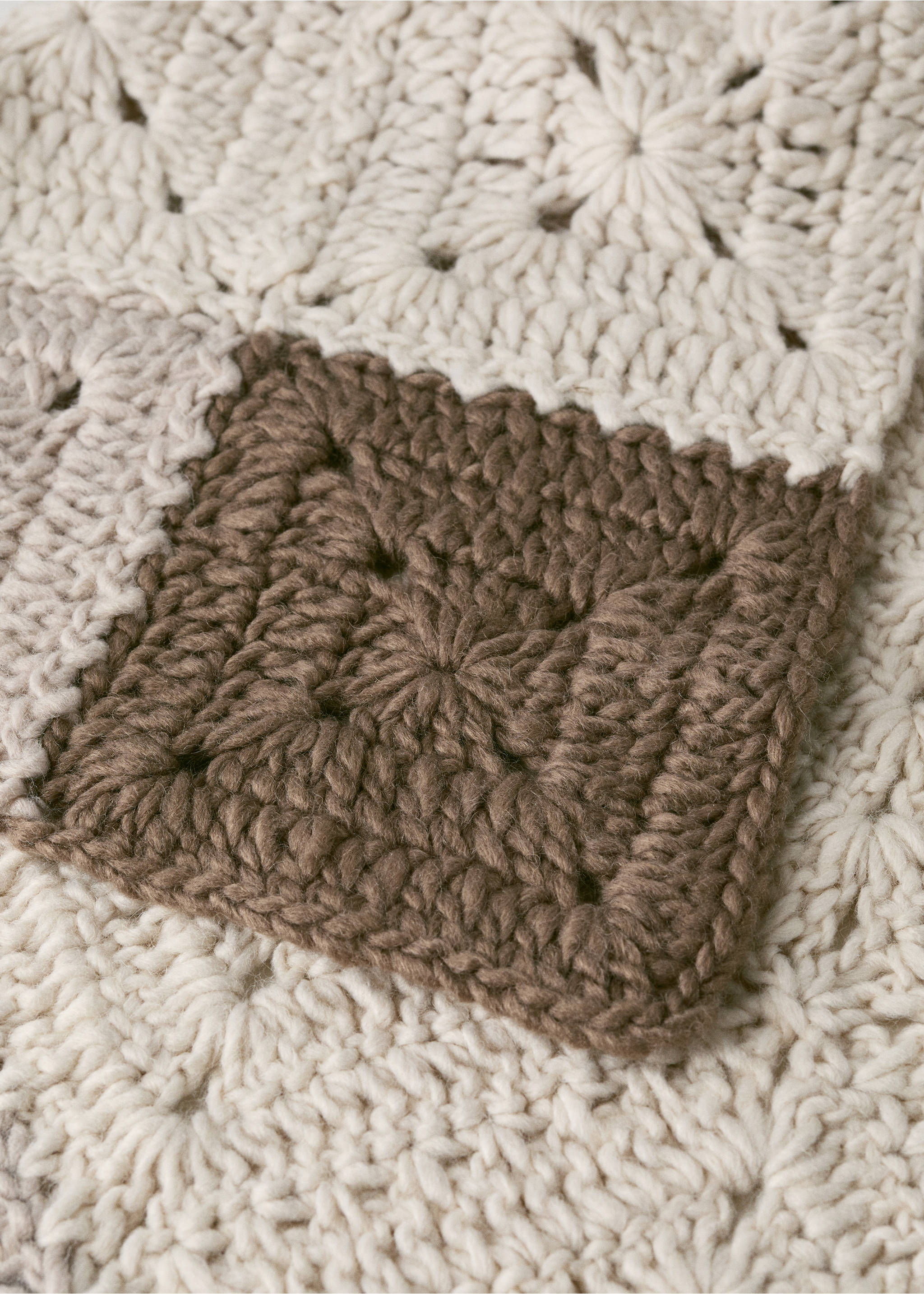 Children's multi-coloured crochet blanket - Details of the article 2, Medium Brown. Ref: 37021486-00.