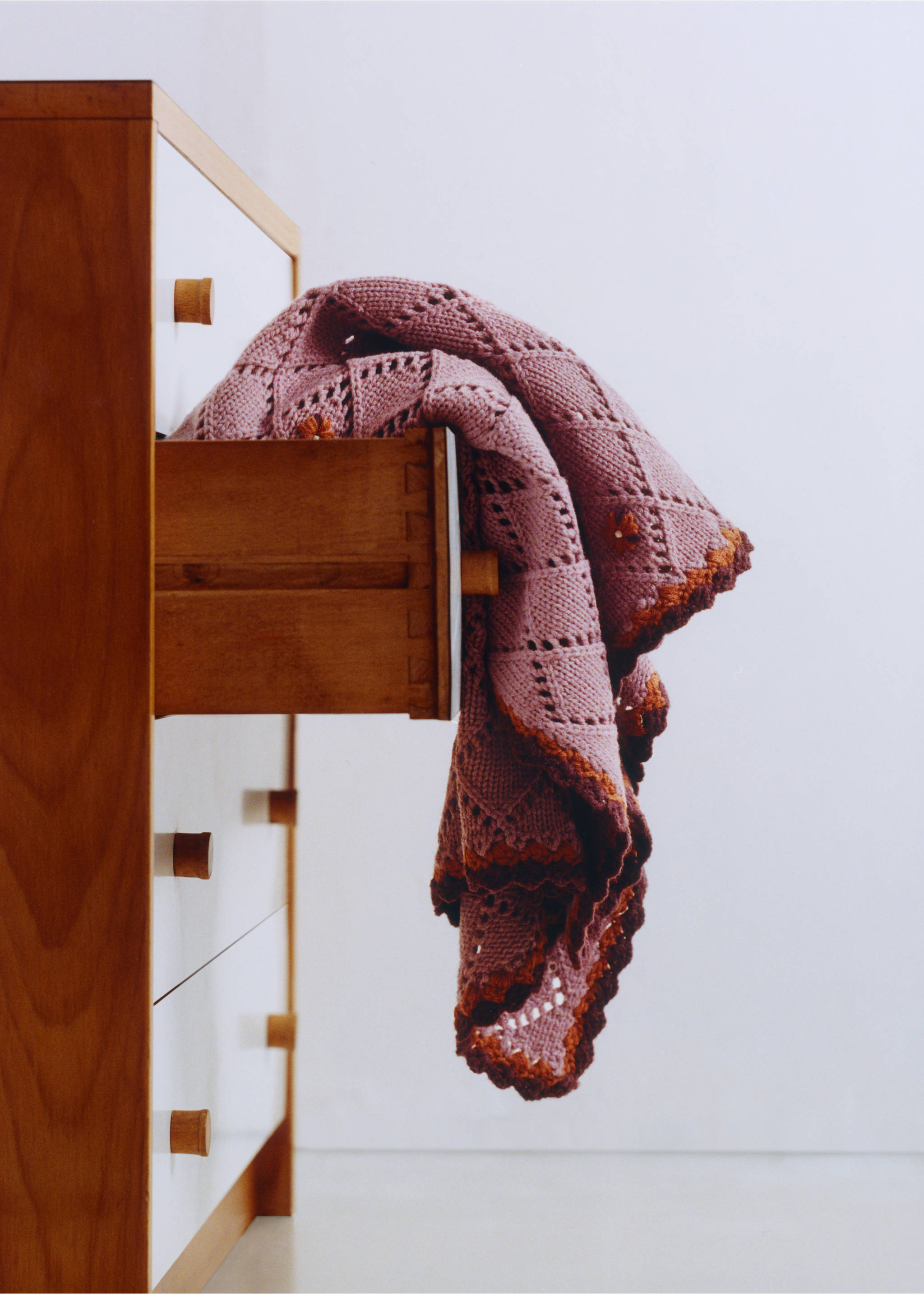 Floral knitted wool-blend blanket - Details of the article 5, Light/Pastel Purple. Ref: 37021487-00.