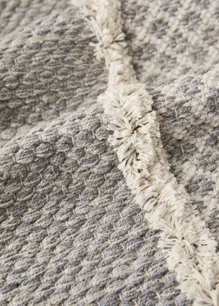 Jacquard cotton rug with fringed border — Grey