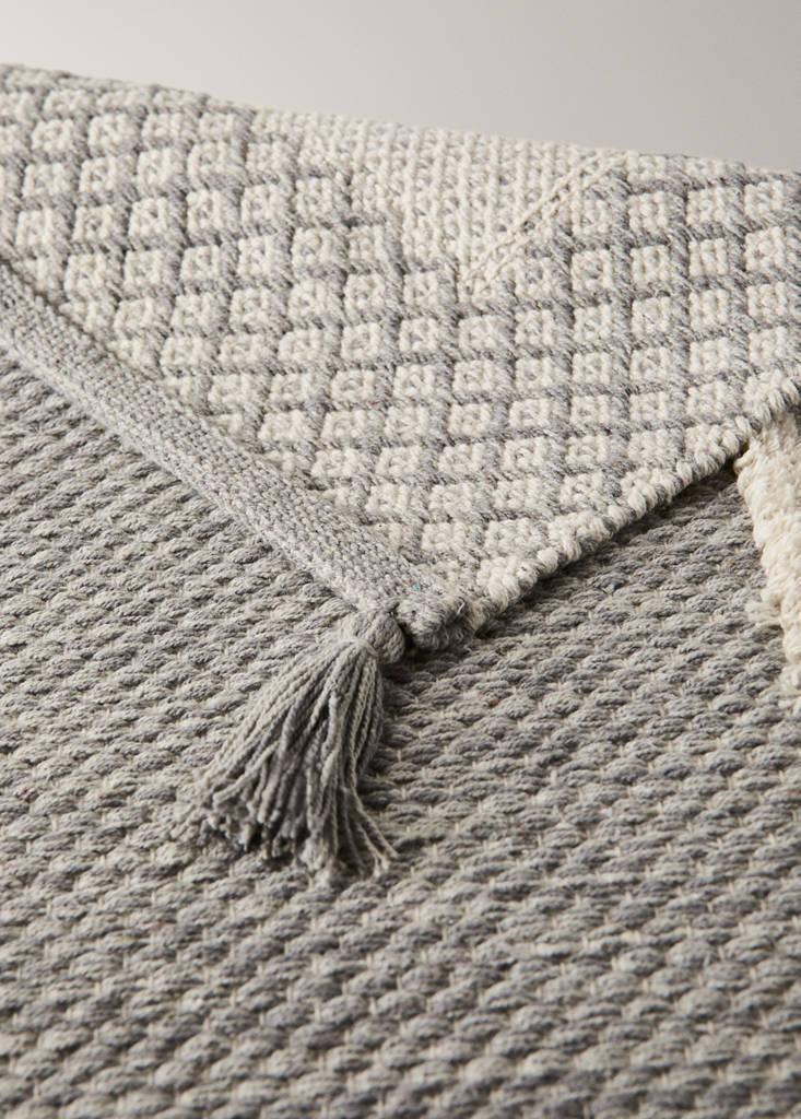 Jacquard cotton rug with fringed border — Grey