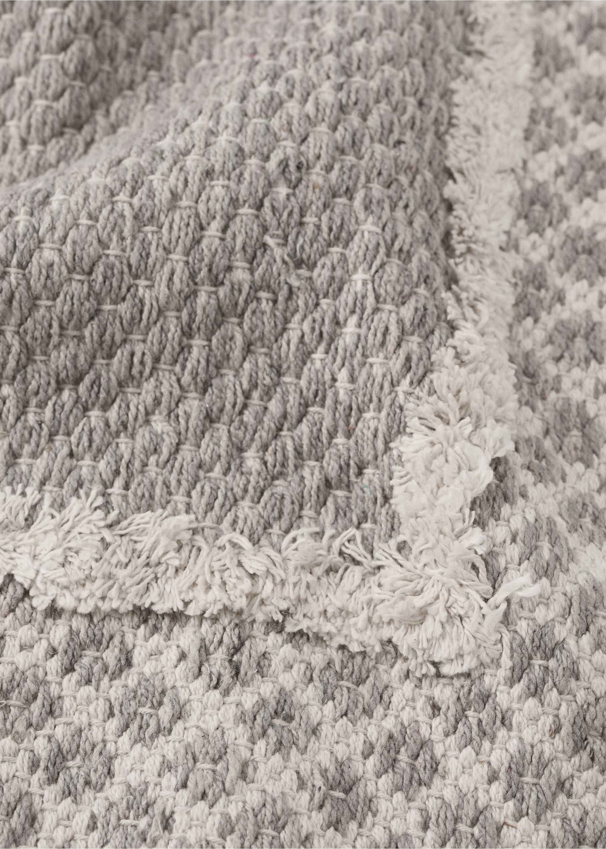 Jacquard yarn rug with fringed edges - Details of the article 1, Grey. Ref: 37021490-00.