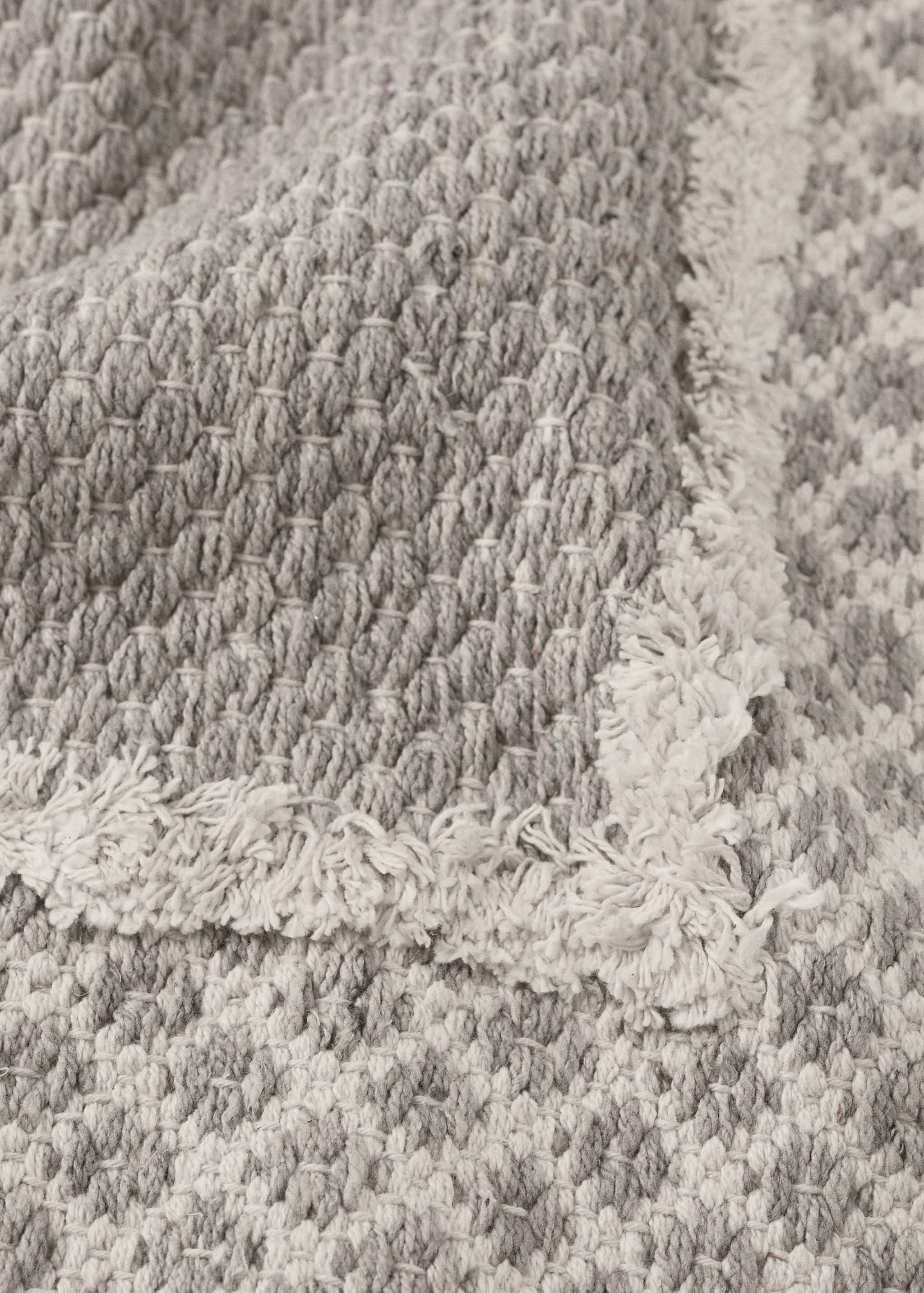 Jacquard yarn rug with fringed edges - Details of the article 1