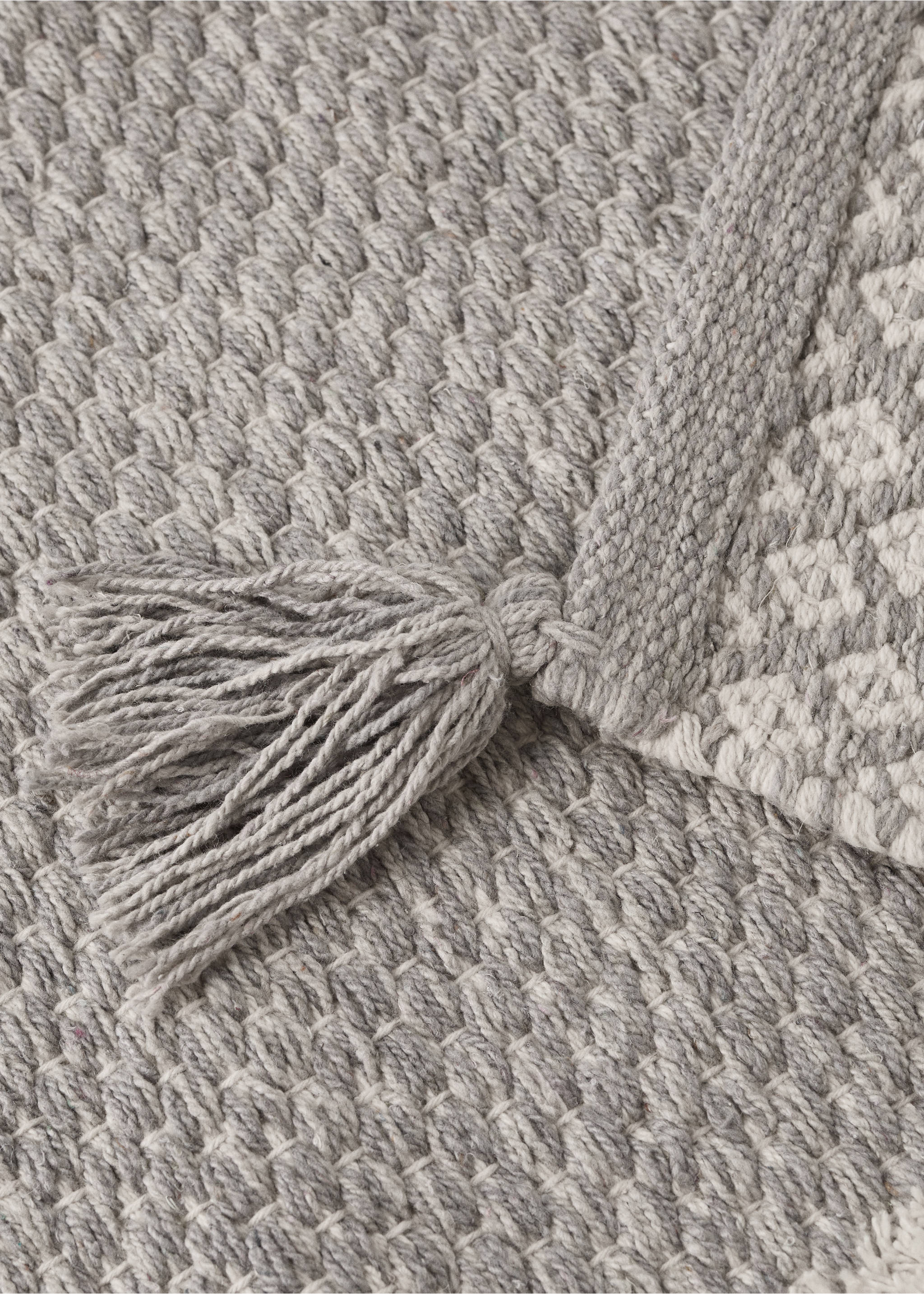 Jacquard yarn rug with fringed edges - Details of the article 2, Grey. Ref: 37021490-00.