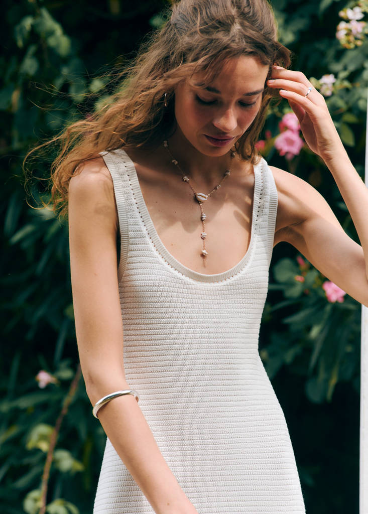 Pendant necklace with shell detail — Gold
