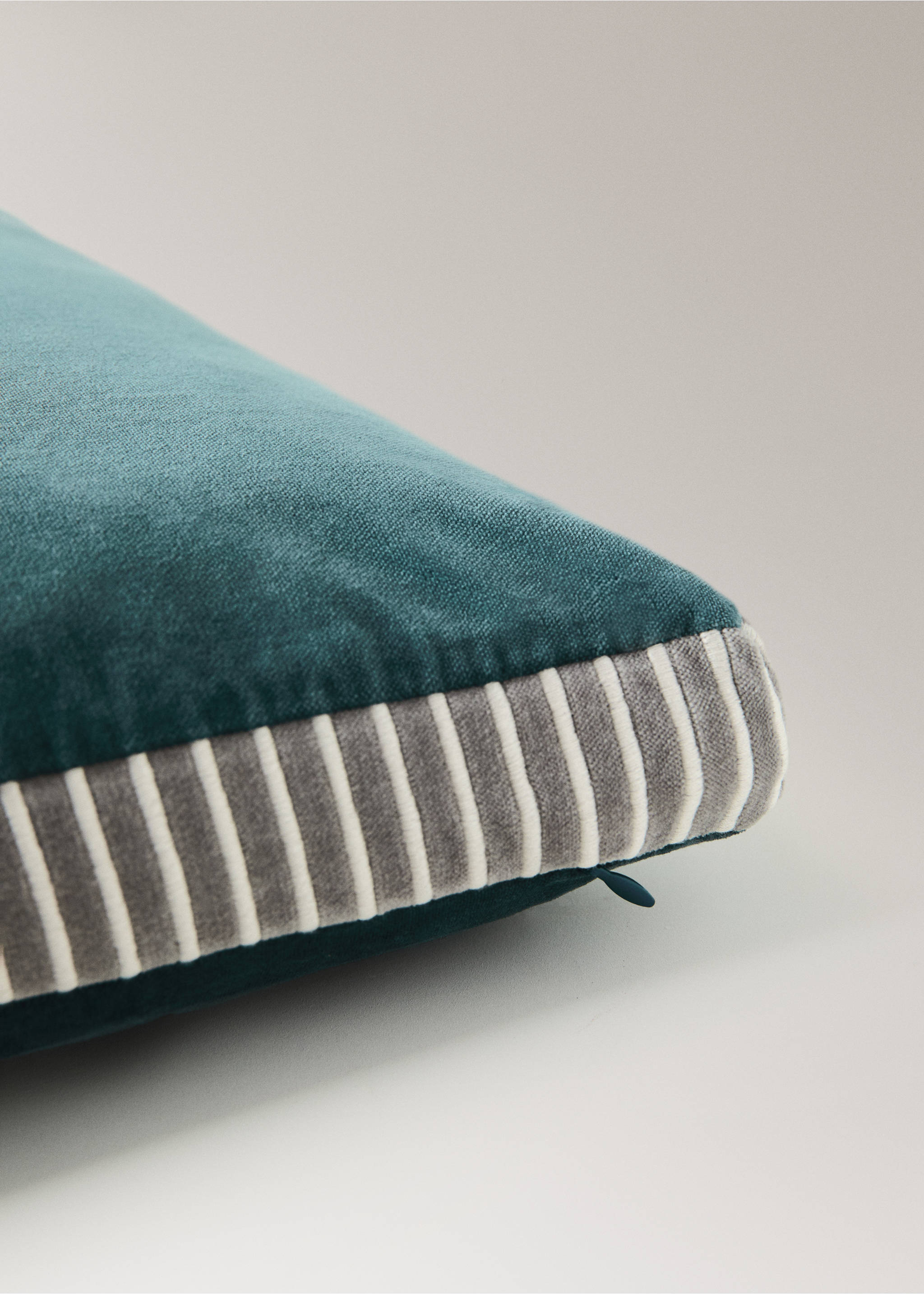 100% cotton velvet cushion cover 45x45 cm - Details of the article 2, Petrol Blue. Ref: 37022548-00.