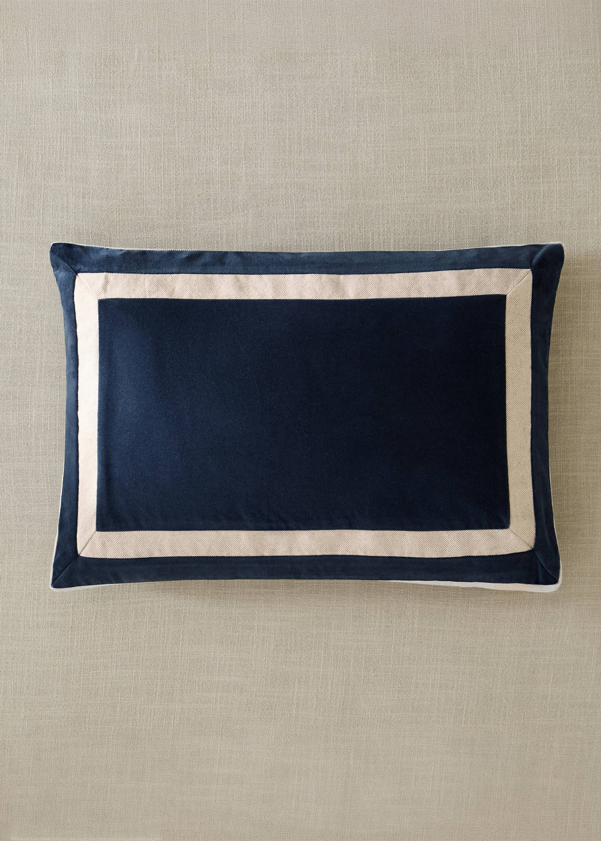Velvet cushion cover with linen detail 40 x 60 cm — Blue