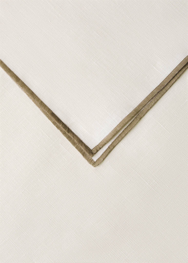 Resin-coated linen tablecloth with contrast overlock for 2 to 4 diners — Off White