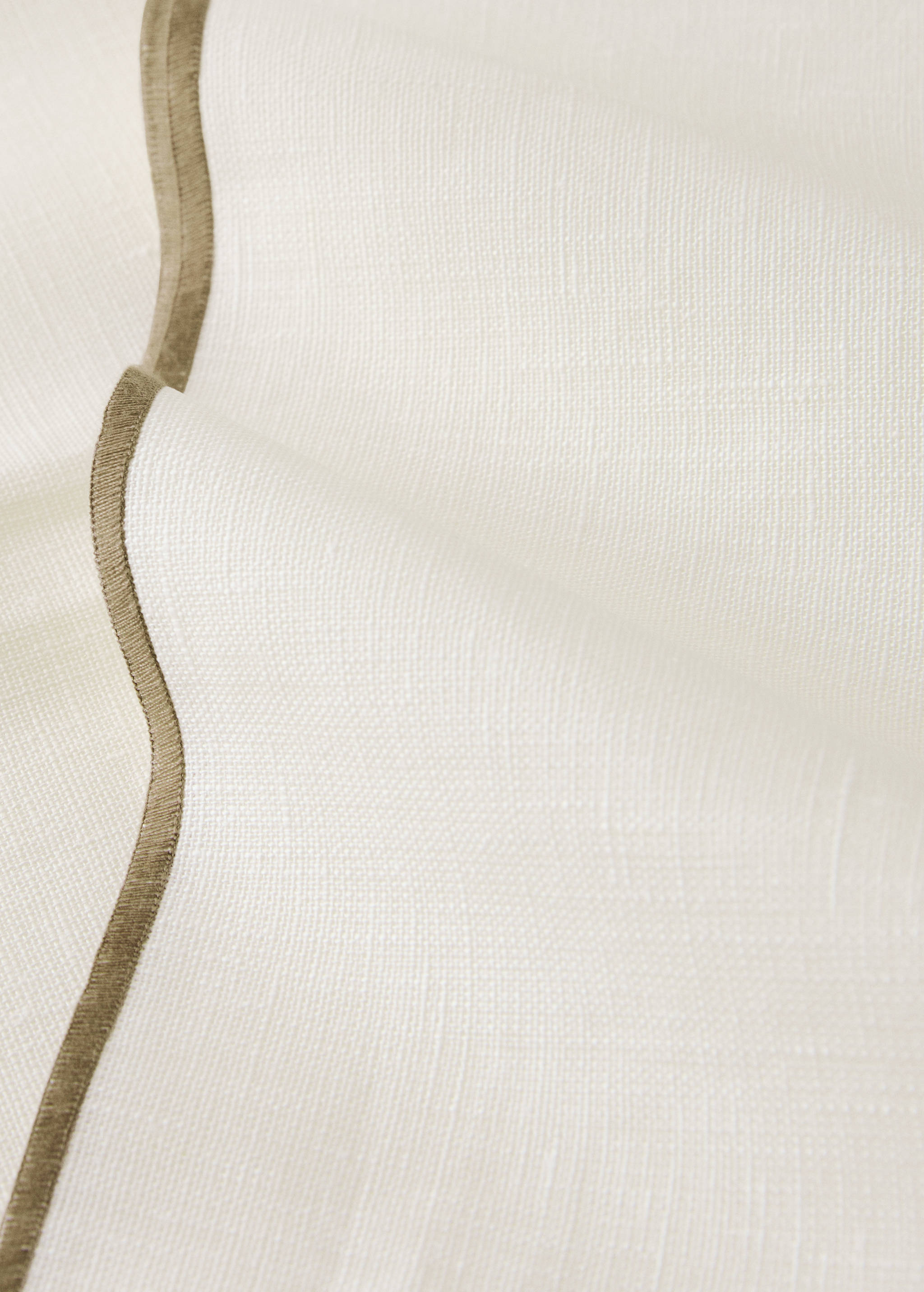 Resin-coated linen tablecloth with contrast overlock for 2 to 4 diners - Details of the article 2