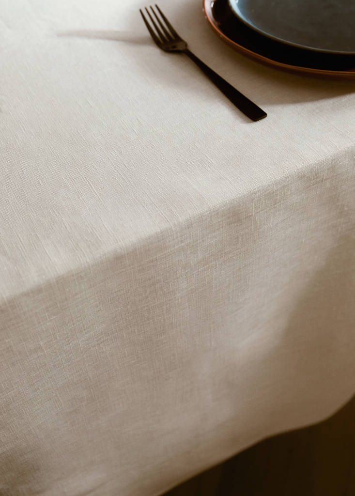 Resin-coated linen tablecloth with contrast overlock for 2 to 4 diners — Off White