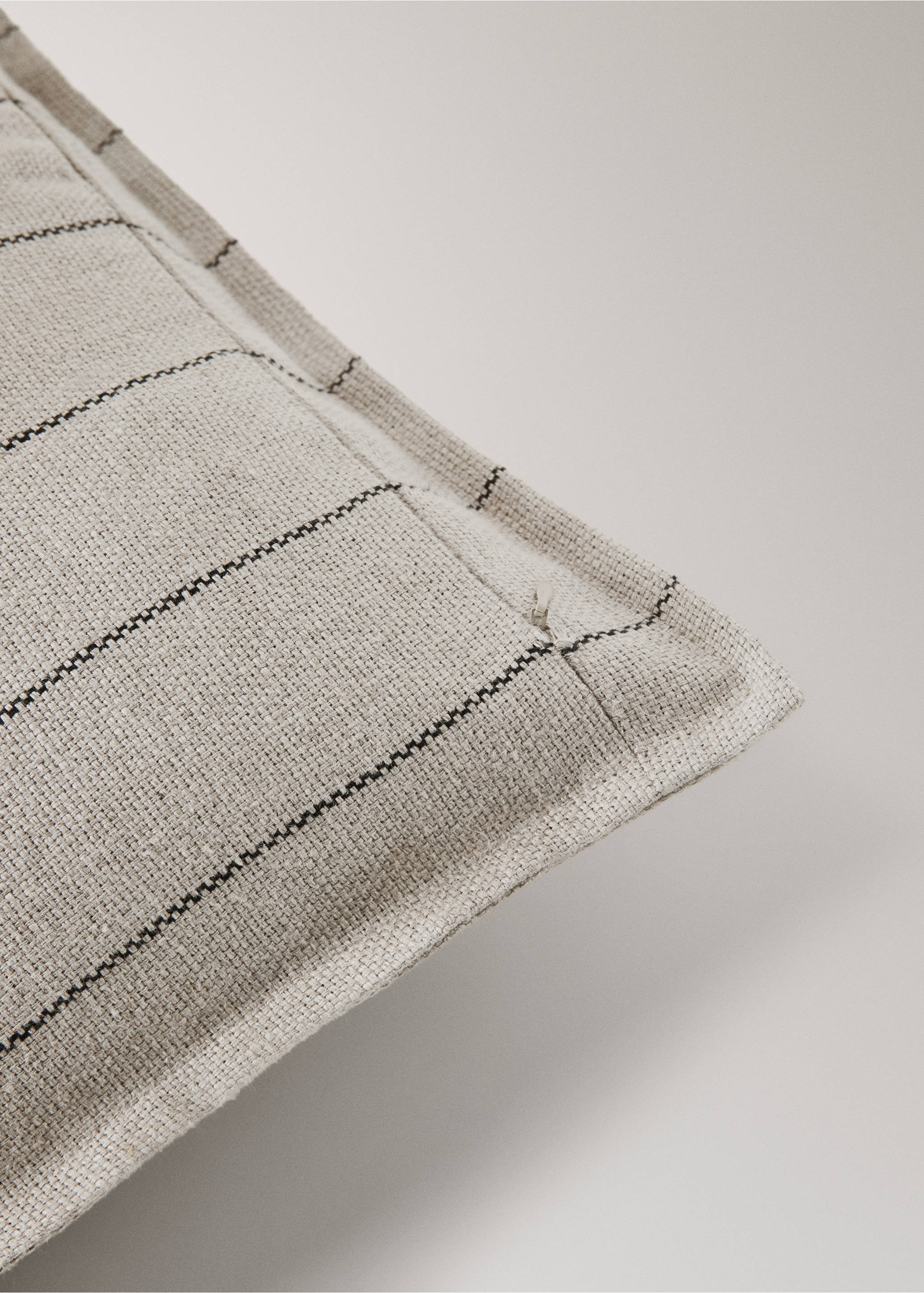 100% linen striped cushion cover, 40x60cm - Details of the article 2, Sand. Ref: 37022554-00.