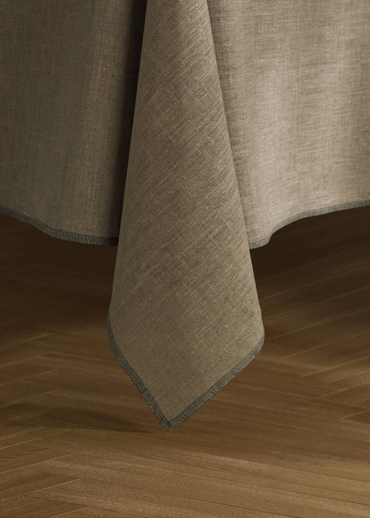Resin-coated linen tablecloth with contrasting overlock for 8 to 10 diners — Light/Pastel Brown