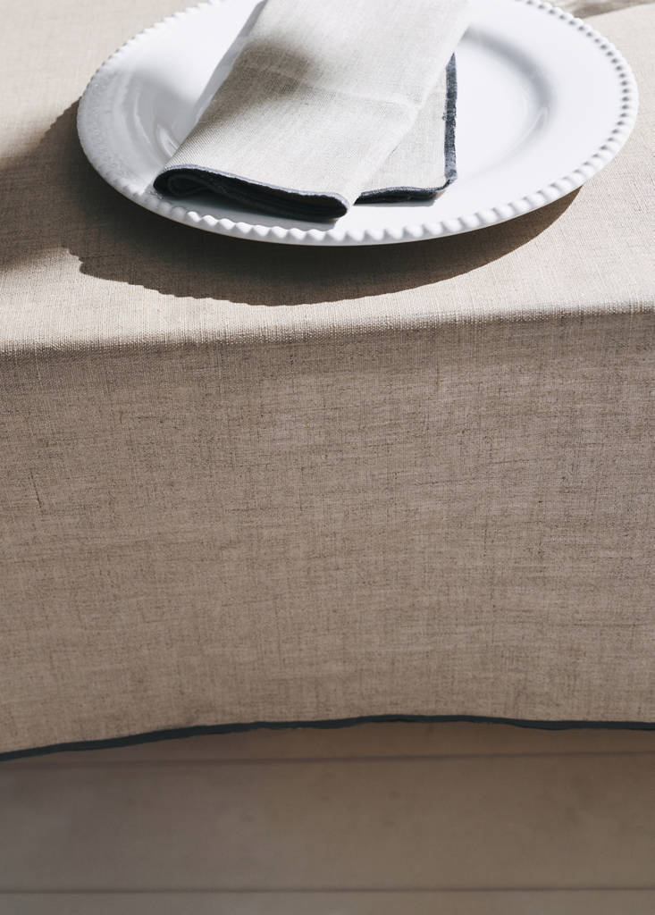 Resin-coated linen tablecloth with contrasting overlock for 8 to 10 diners — Light/Pastel Brown