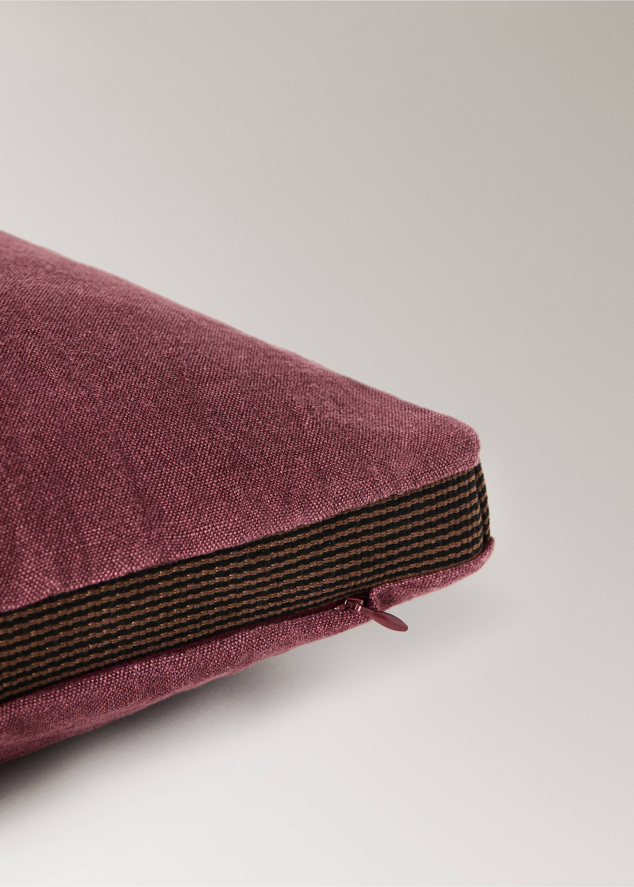 Cushion cover 100% linen 40x60 cm - Details of the article 2, Dark Red. Ref: 37022557-00.