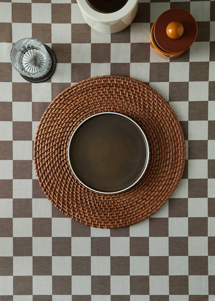 Round rattan placemat — Brown
