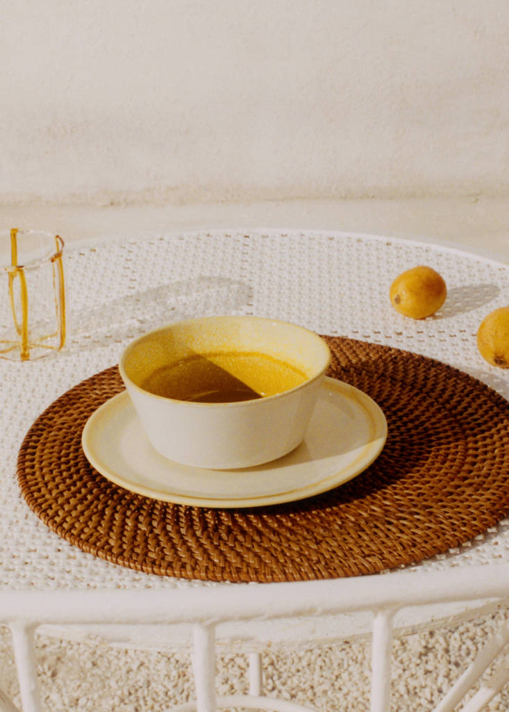 Round rattan placemat — Brown