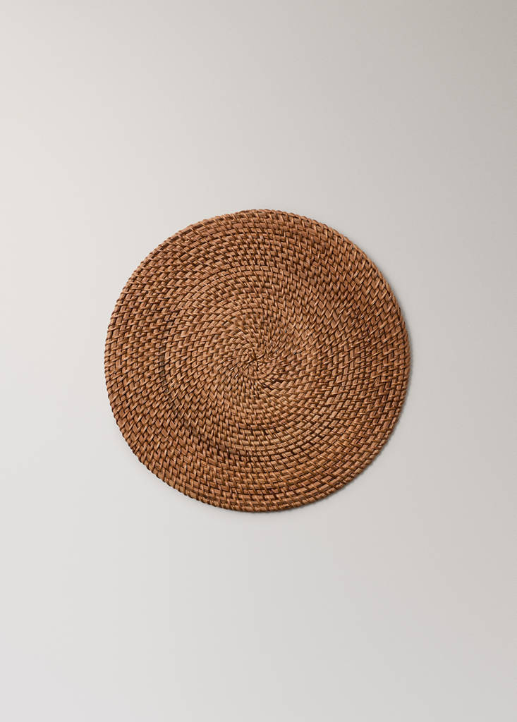 Round rattan placemat — Brown