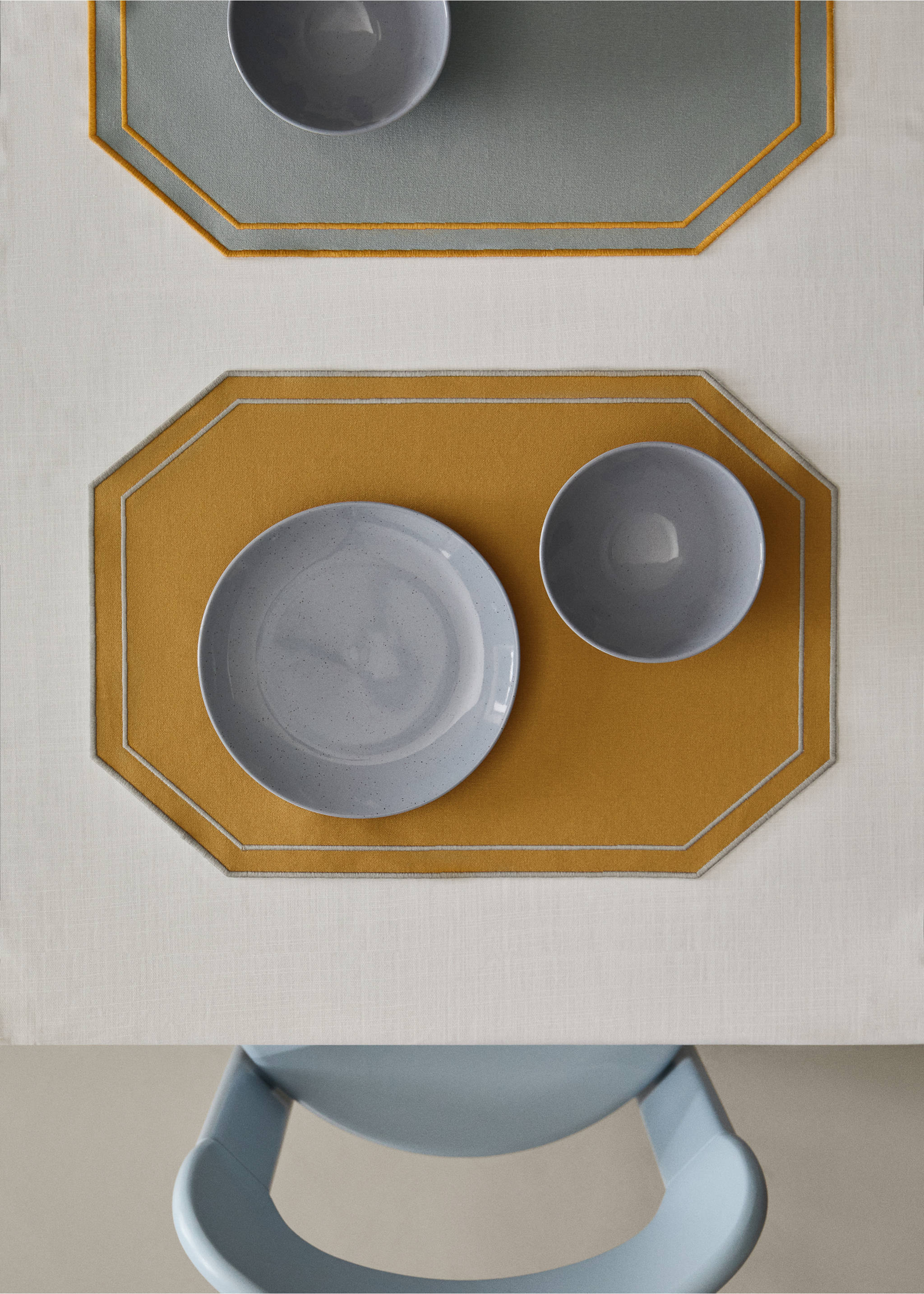 Tischset aus gewachster Baumwolle mit besticktem Rand, 35 x 50 cm - Allgemeine Ansicht, Okker. Ref: 37022567-00.