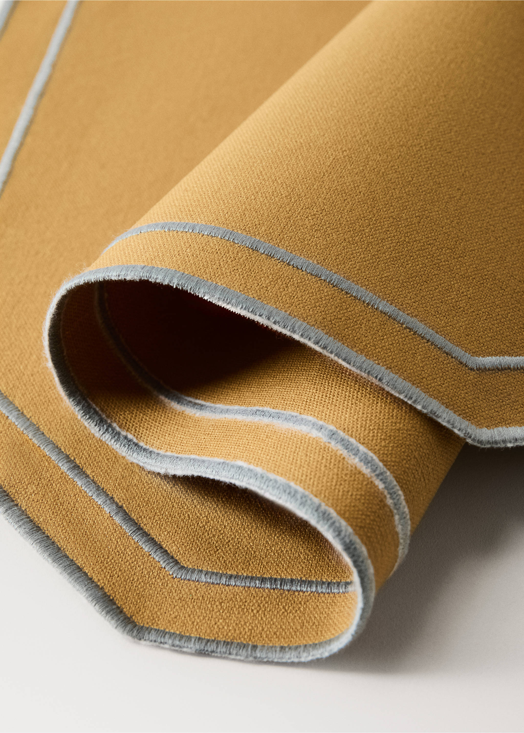 Tischset aus gewachster Baumwolle mit besticktem Rand, 35 x 50 cm - Detail des Artikels 1, Okker. Ref: 37022567-00.