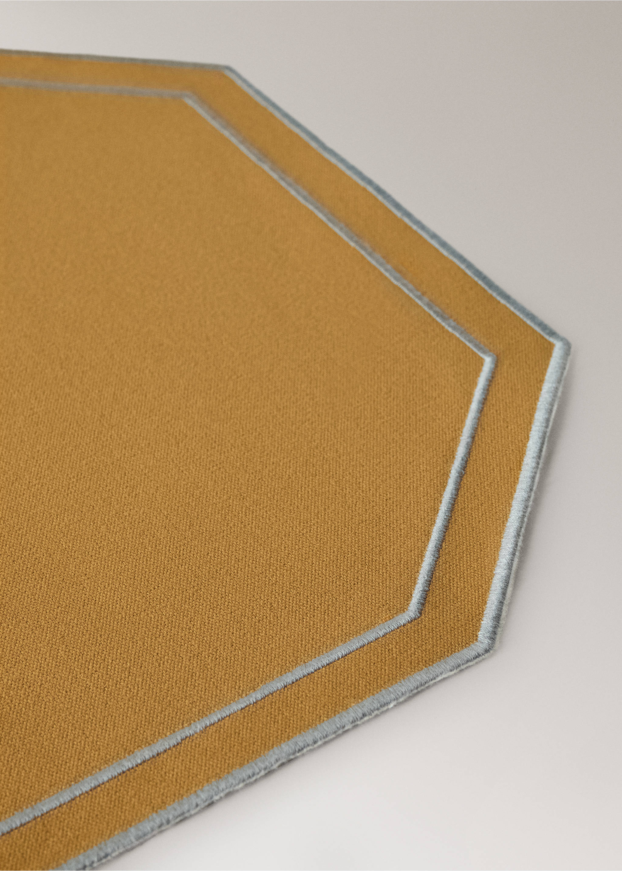 Tischset aus gewachster Baumwolle mit besticktem Rand, 35 x 50 cm - Detail des Artikels 2, Okker. Ref: 37022567-00.