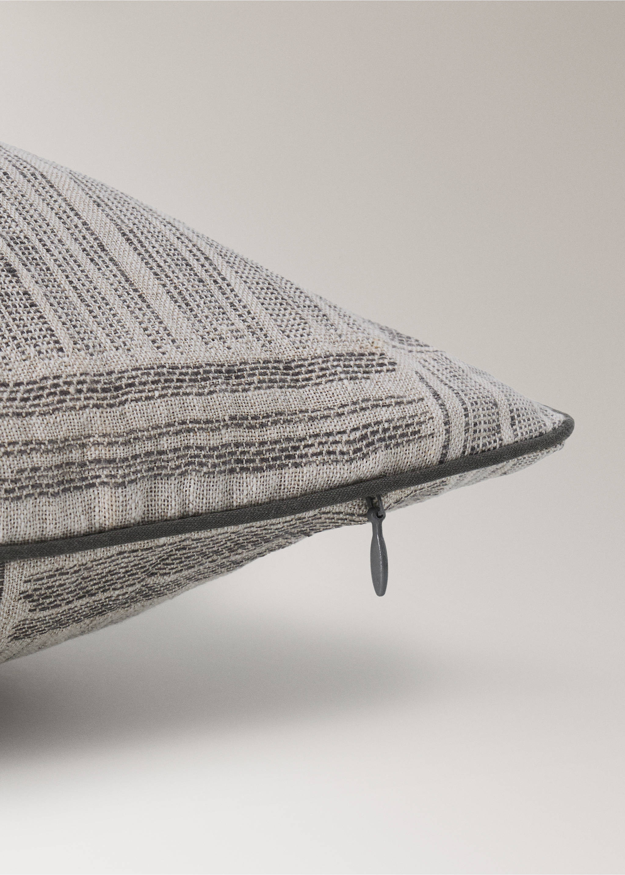 Cushion case morgan - Details of the article 2, Grey. Ref: 37022572-00.